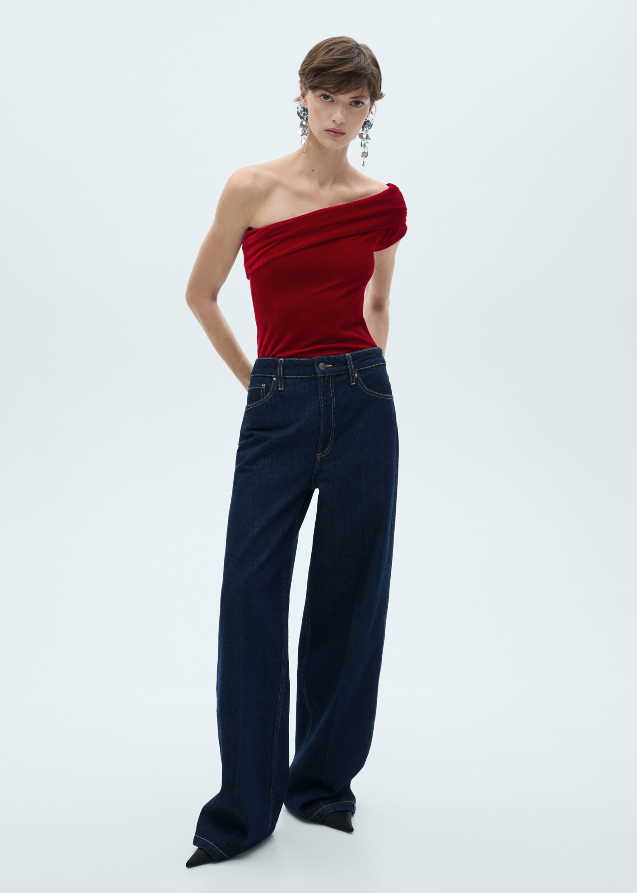 Asymmetrischer Samt-Body - Allgemeine Ansicht, Rot. Ref: 77099060-00.