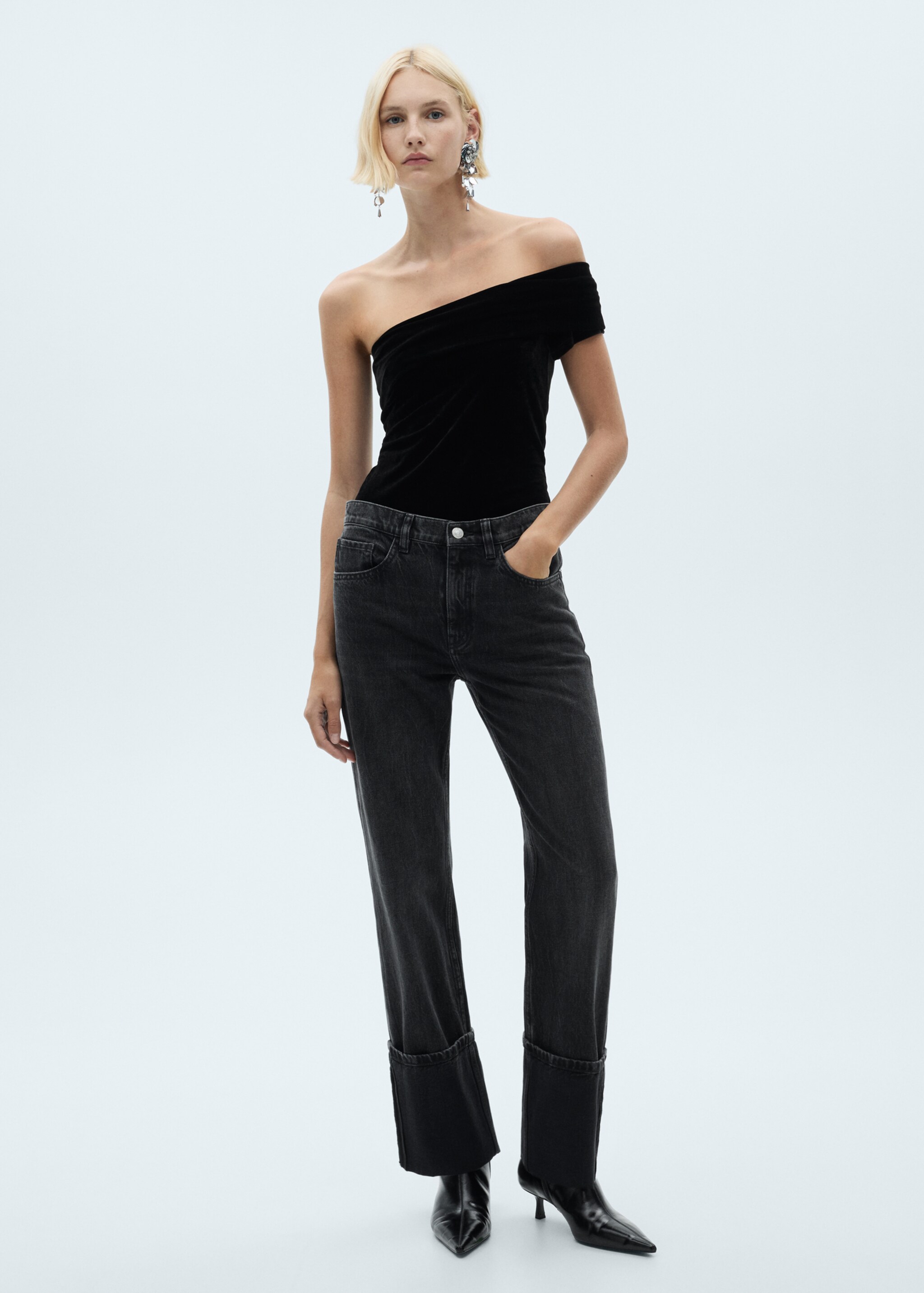 Asymmetrischer Samt-Body - Allgemeine Ansicht, Schwarz. Ref: 77099060-00.