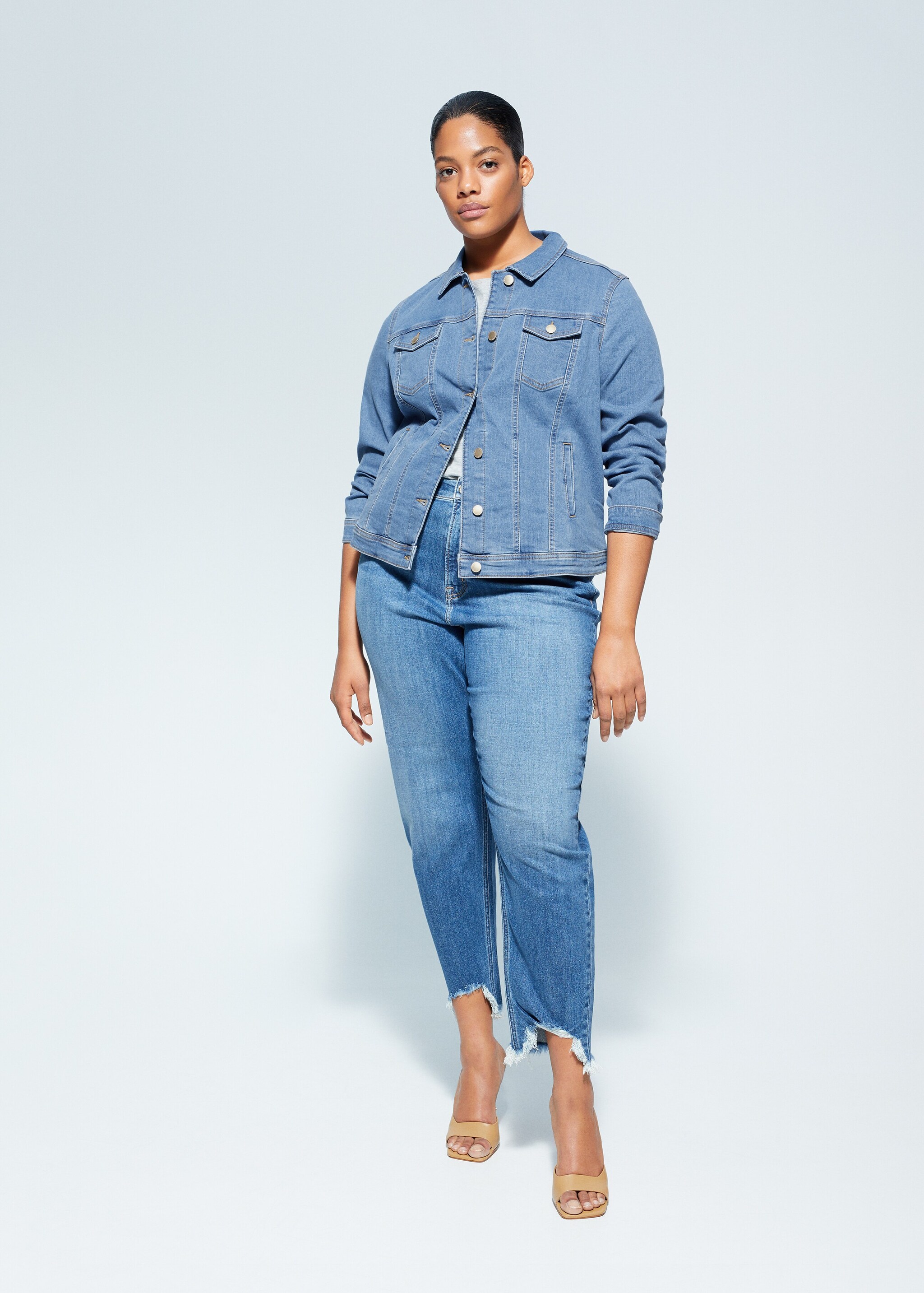 Cazadora denim lavado medio - Plano general
