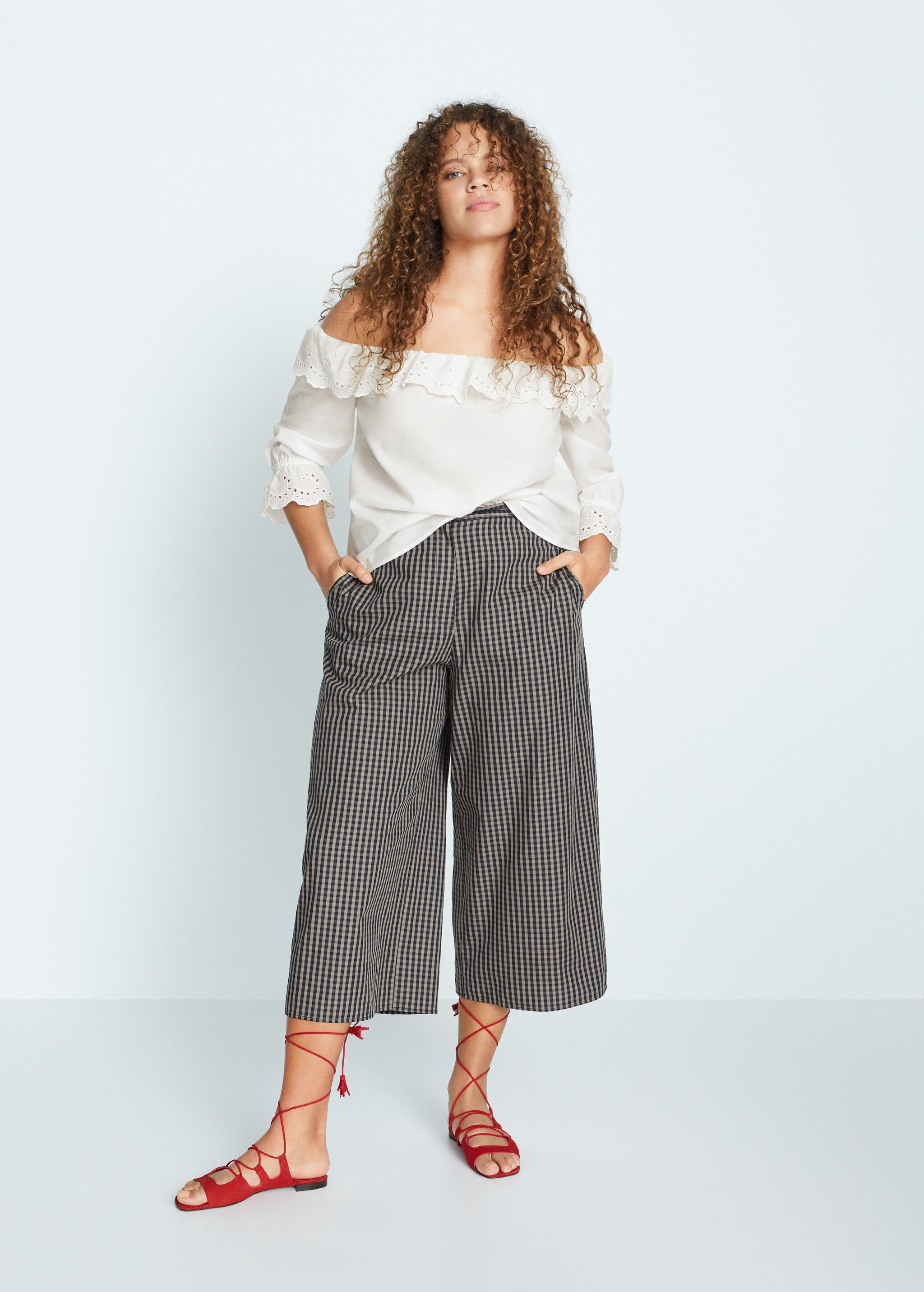 Blusa off-shoulder calada - Plano general