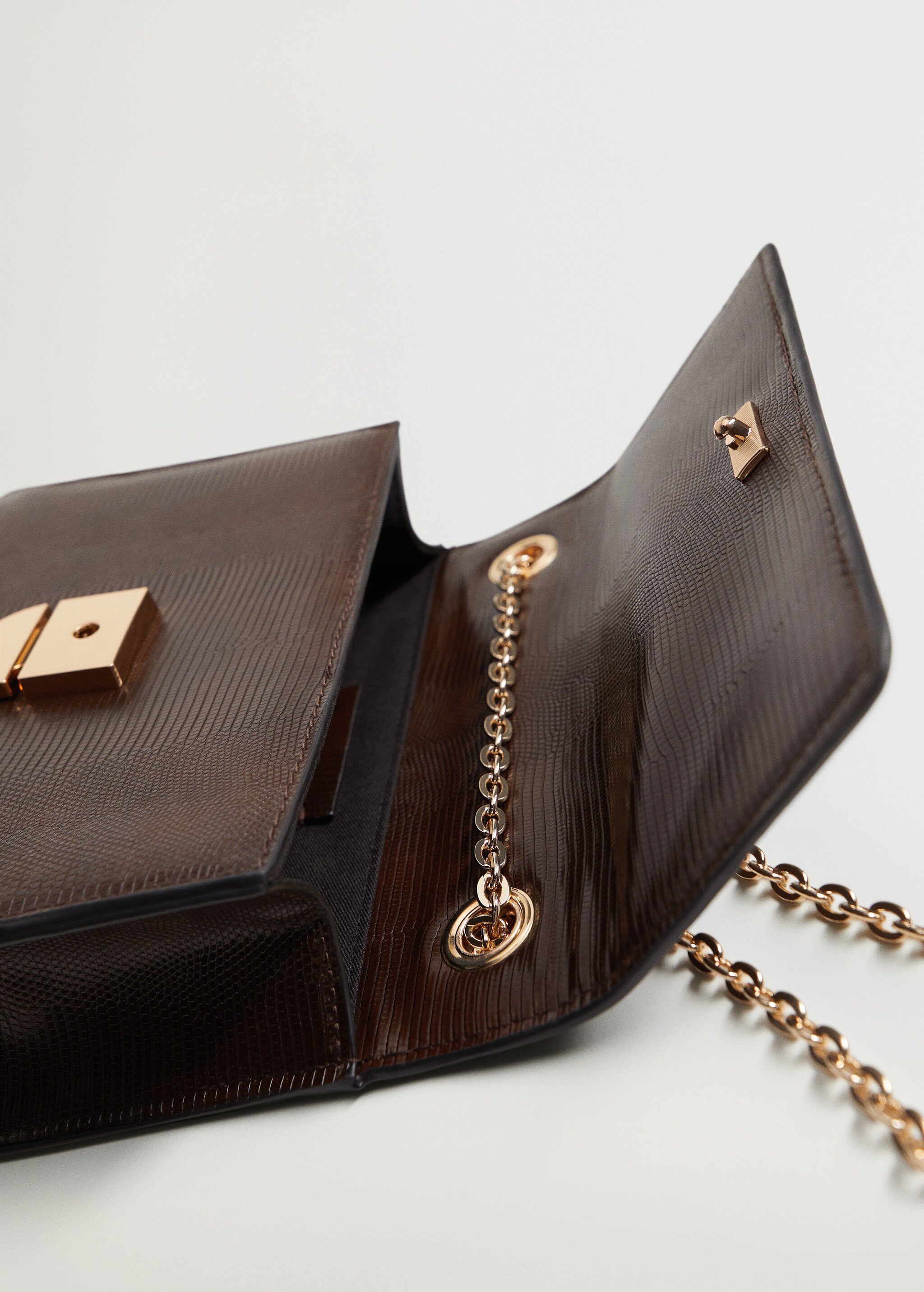 Bolso efecto cocodrilo - Plano medio