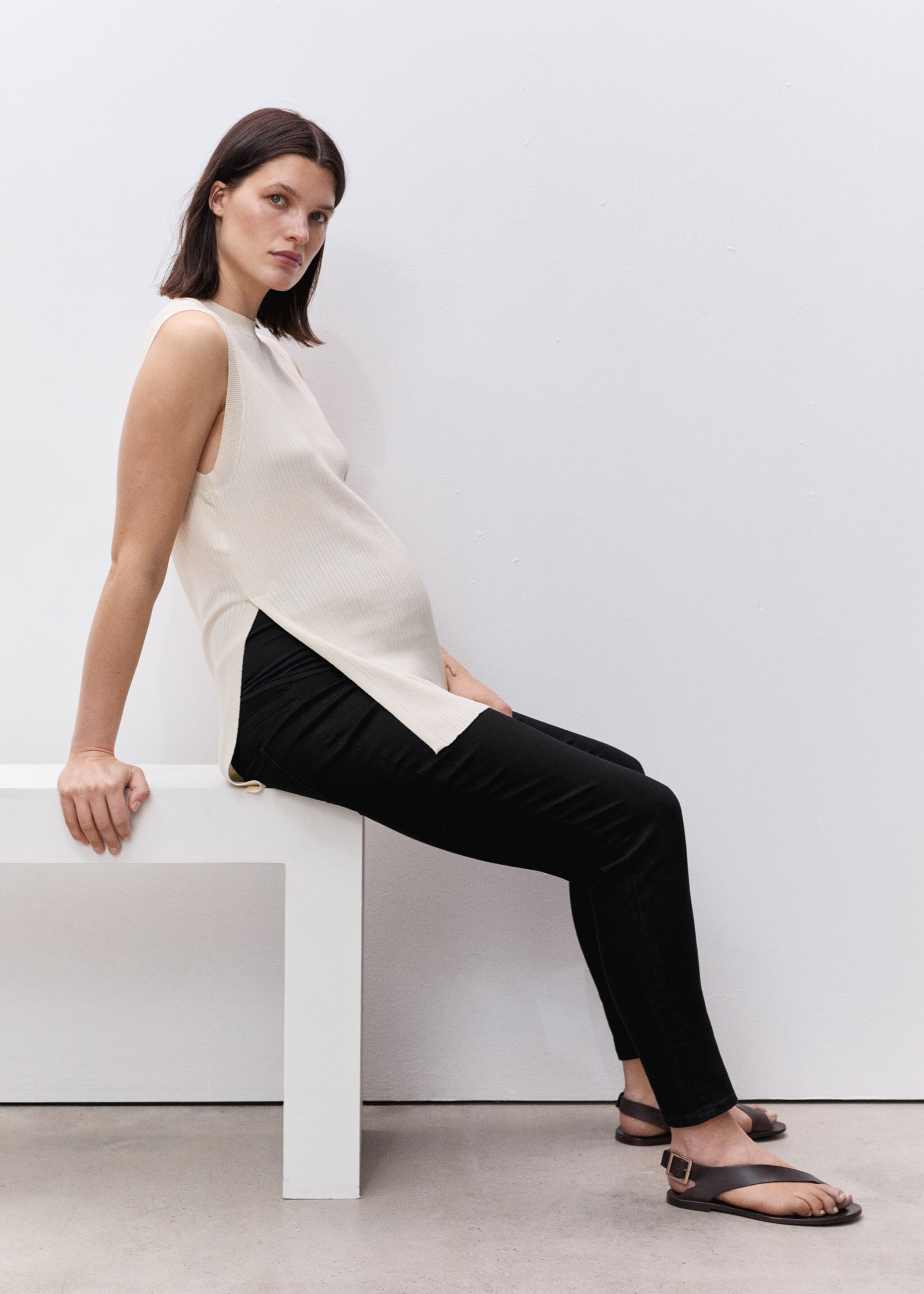 Maternity skinny jeans - Details of the article 2, Black denim. Ref: 87000251-00.