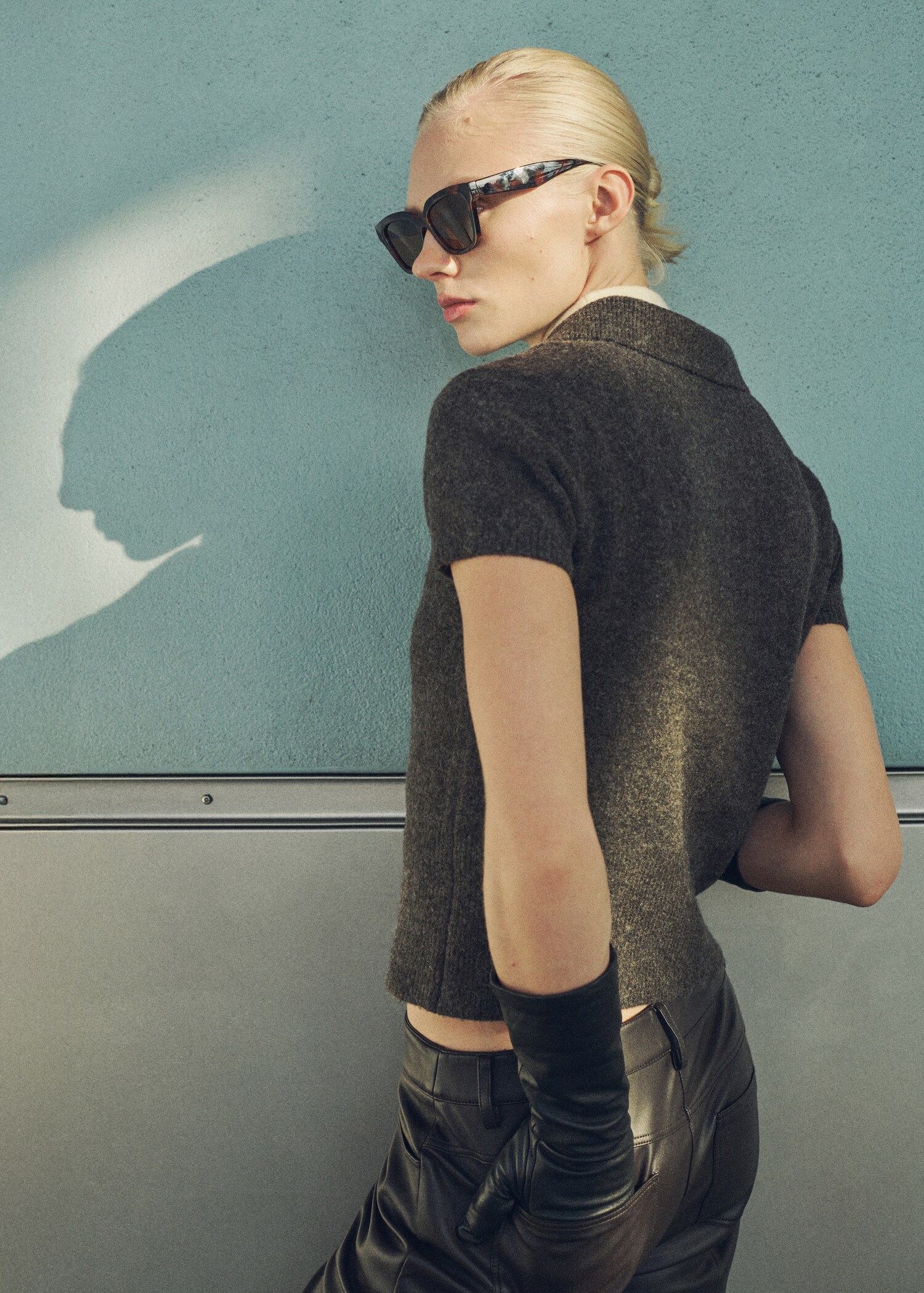 Short-sleeved polo-neck sweater - Reverse of the article