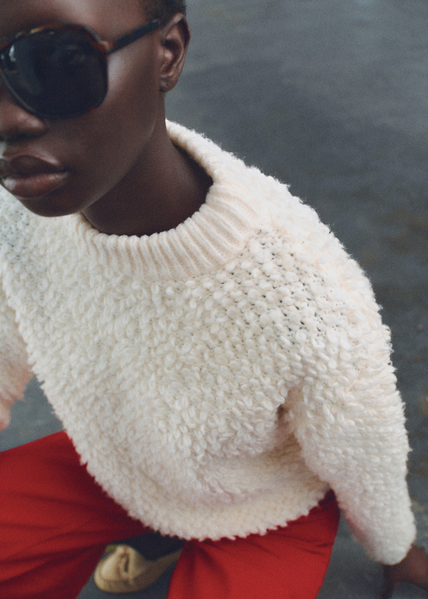Round-neck bouclé sweater - Details of the article 1