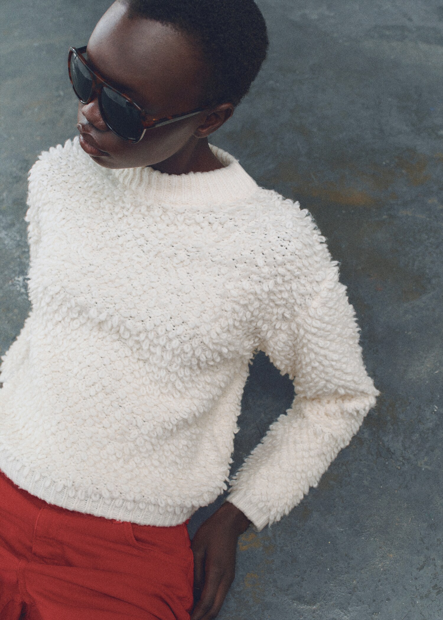 Round-neck bouclé sweater - Details of the article 2