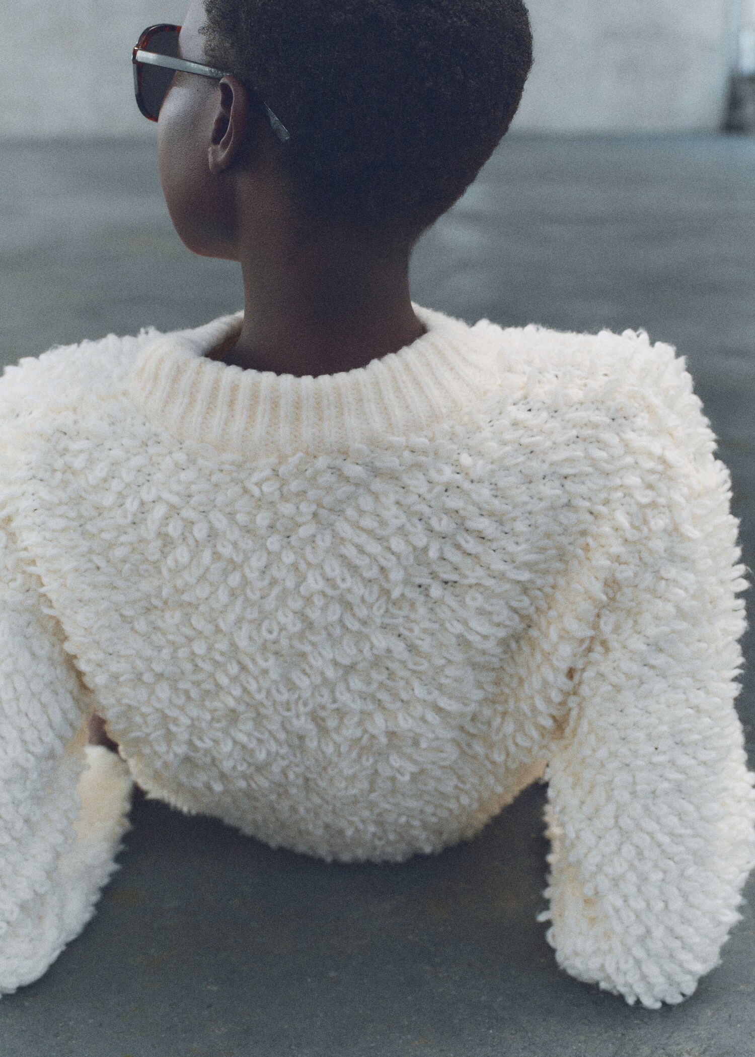 Round-neck bouclé sweater - Reverse of the article