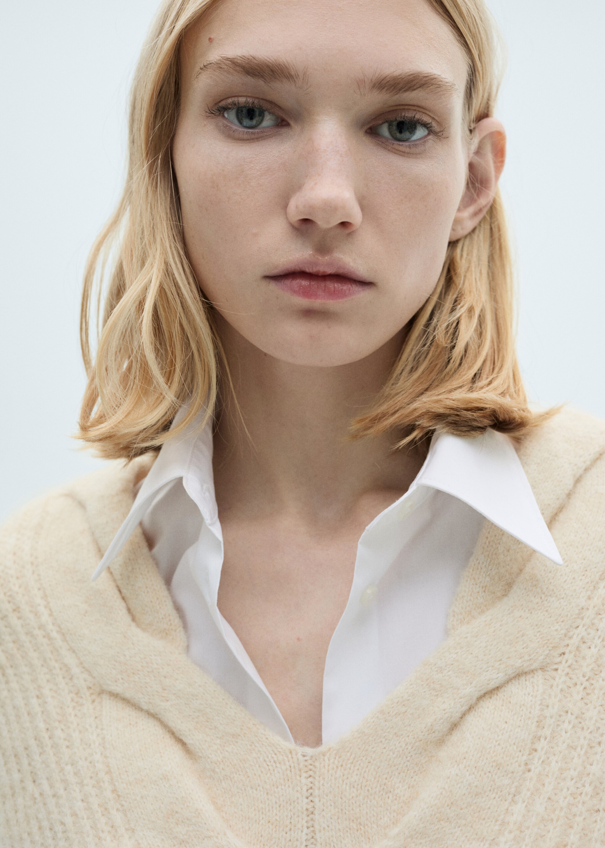 V-neck braided sweater - Details of the article 1, Ecru. Ref: 87000367-00.