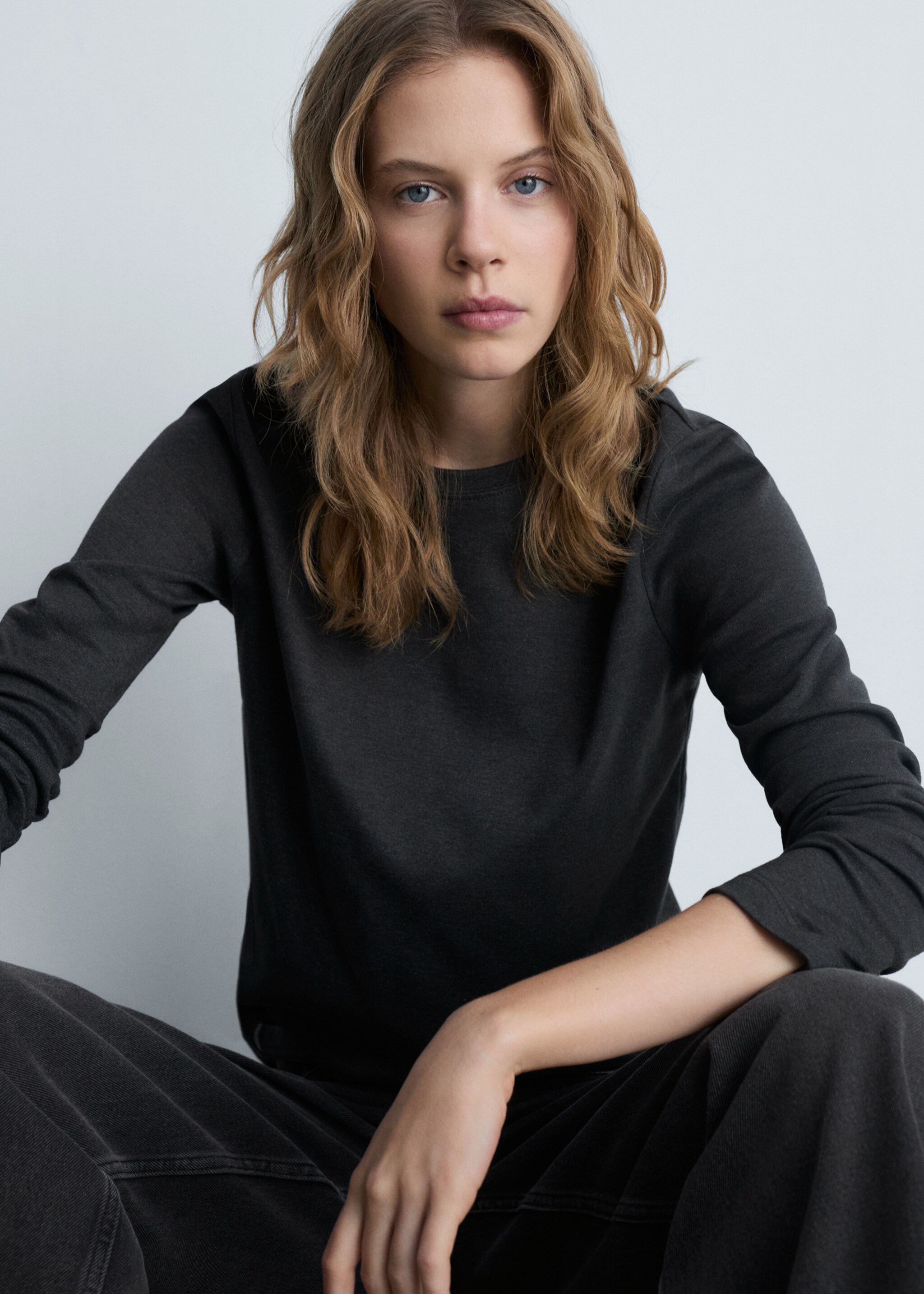 Thin round-neck t-shirt - Medium plane, Dark Heather Grey. Ref: 87000441-00.