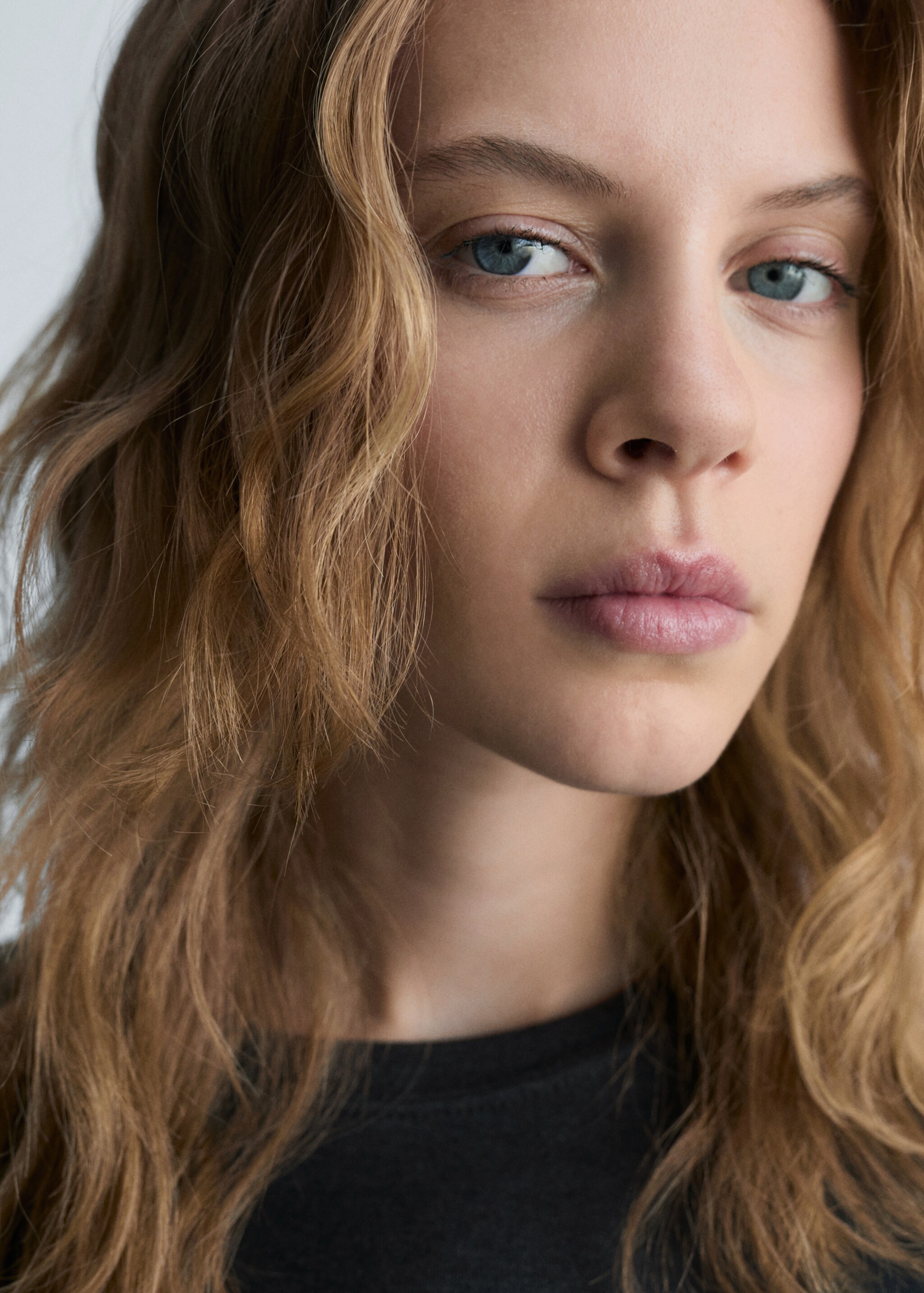 Thin round-neck t-shirt - Details of the article 1, Dark Heather Grey. Ref: 87000441-00.