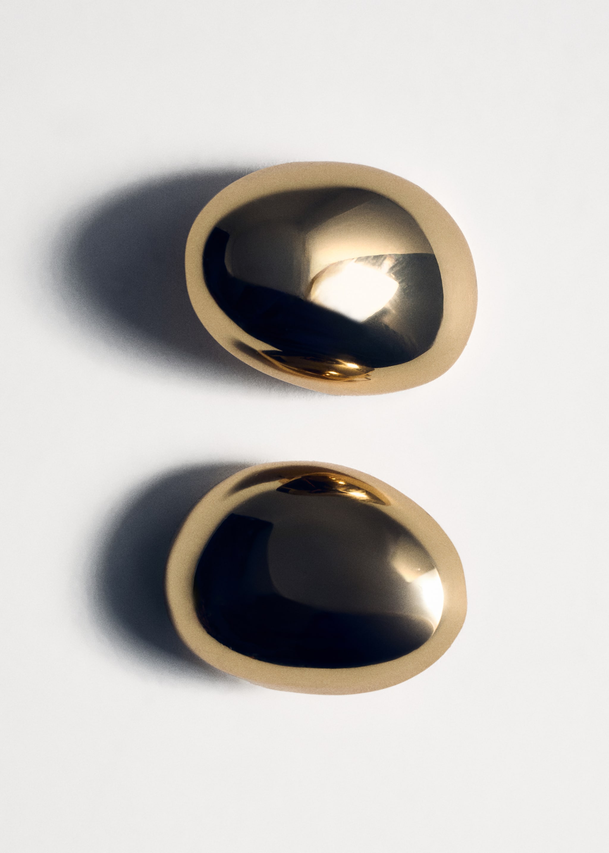 Round volume earrings - Details of the article 5, Gold. Ref: 87000456-00.