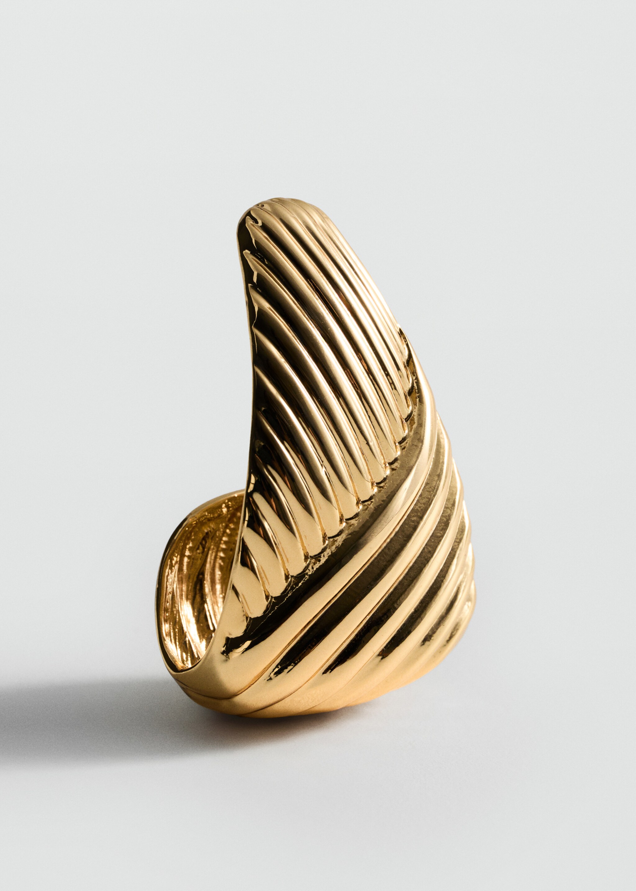 Embossed triangular earrings - Medium plane, Gold. Ref: 87000457-00.