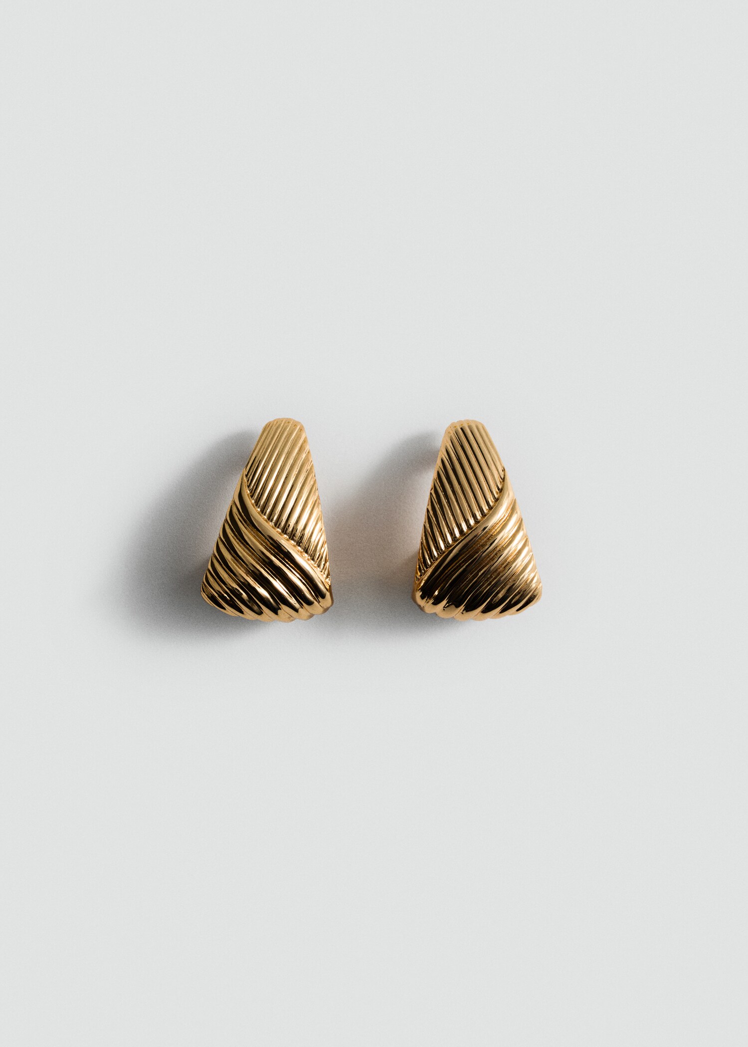 Embossed triangular earrings - Article without model