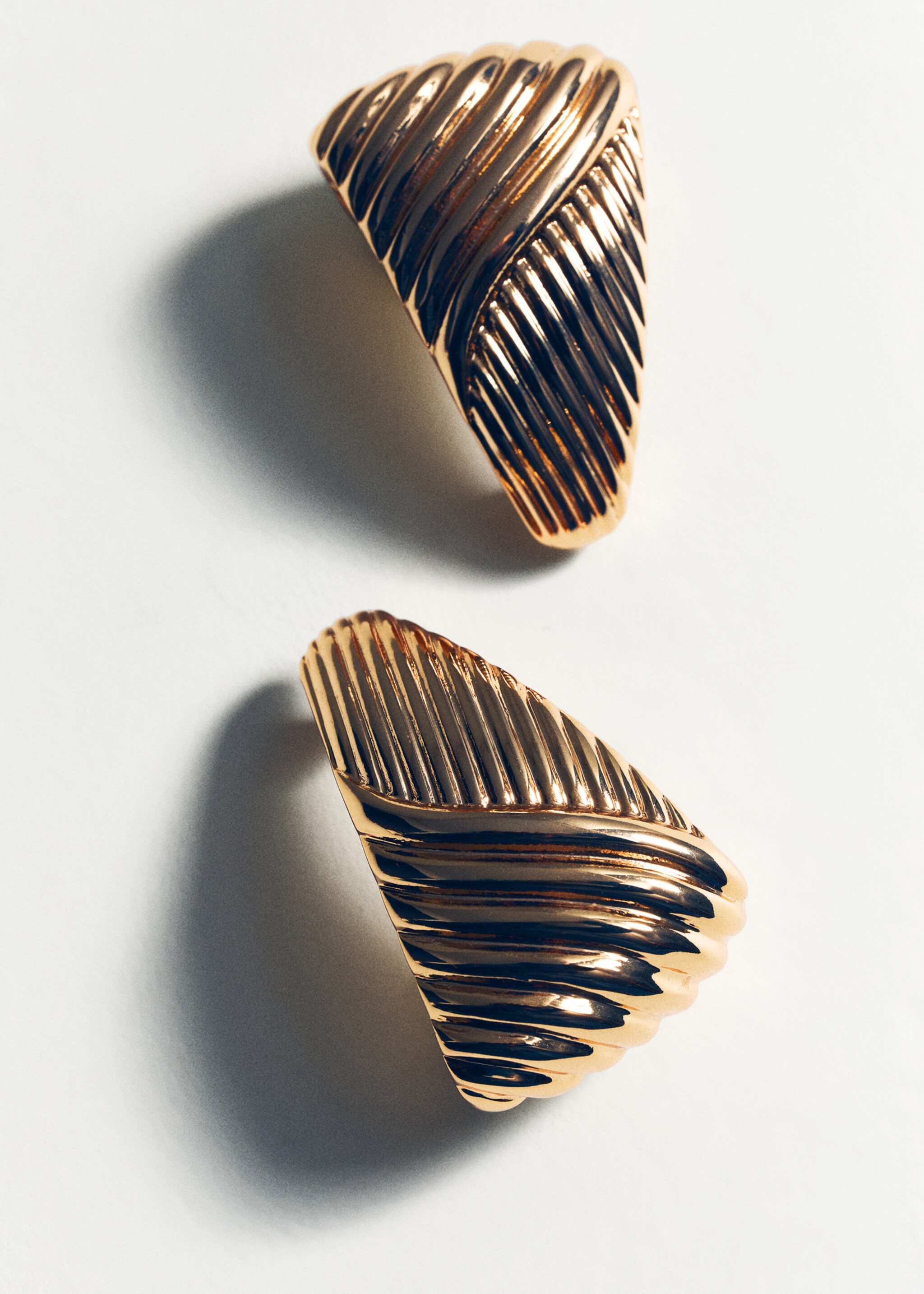 Embossed triangular earrings - Details of the article 5, Gold. Ref: 87000457-00.