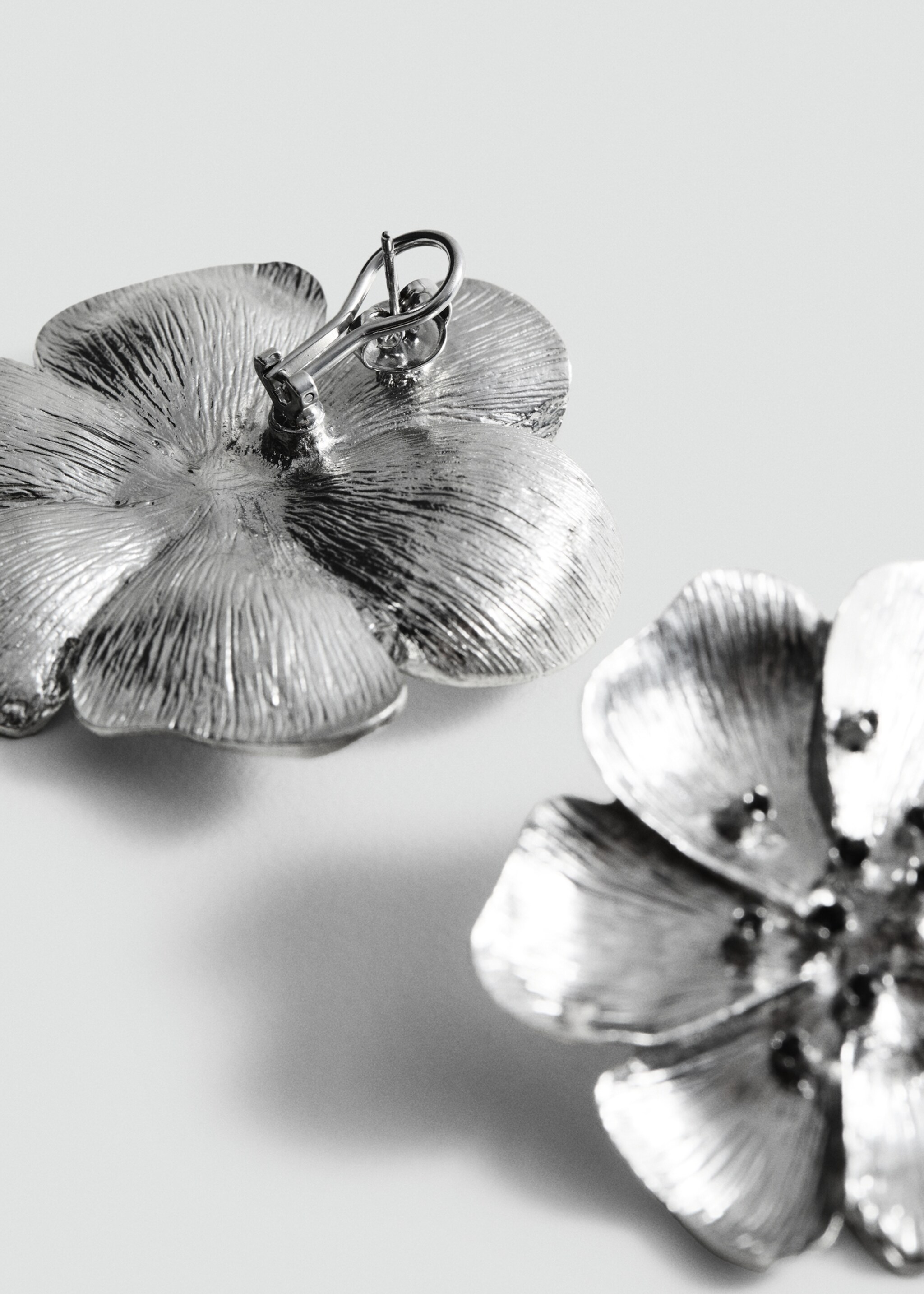 Crystals flower earrings - Medium plane, Silver. Ref: 87000465-00.