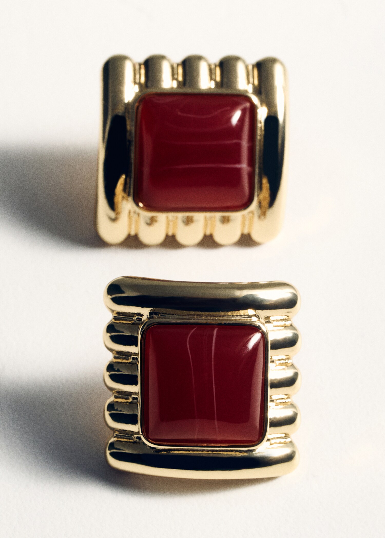 Kombinierte quadratische Ohrringe mit Relief - Detail des Artikels 5