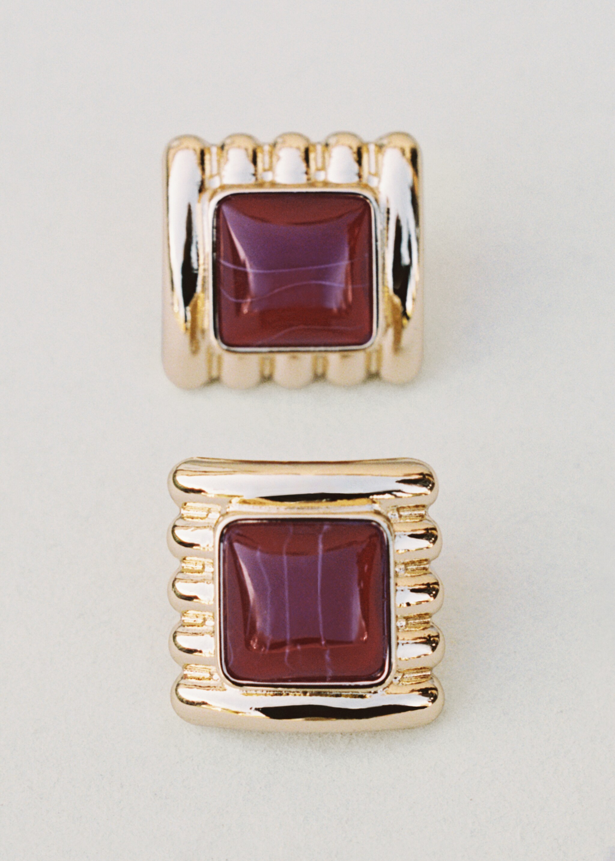 Kombinierte quadratische Ohrringe mit Relief - Detail des Artikels 6, Gold. Ref: 87000479-00.