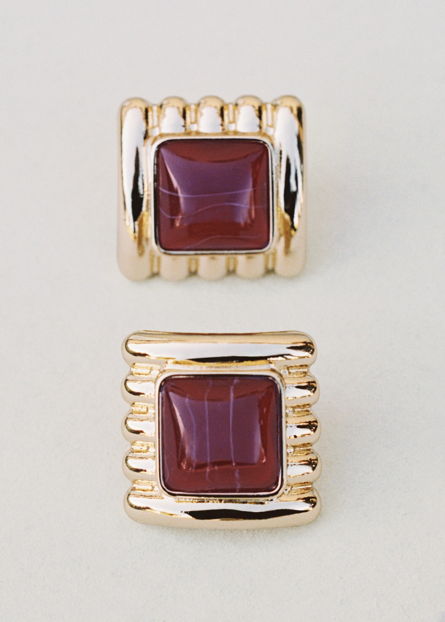 Kombinierte quadratische Ohrringe mit Relief - Detail des Artikels 6