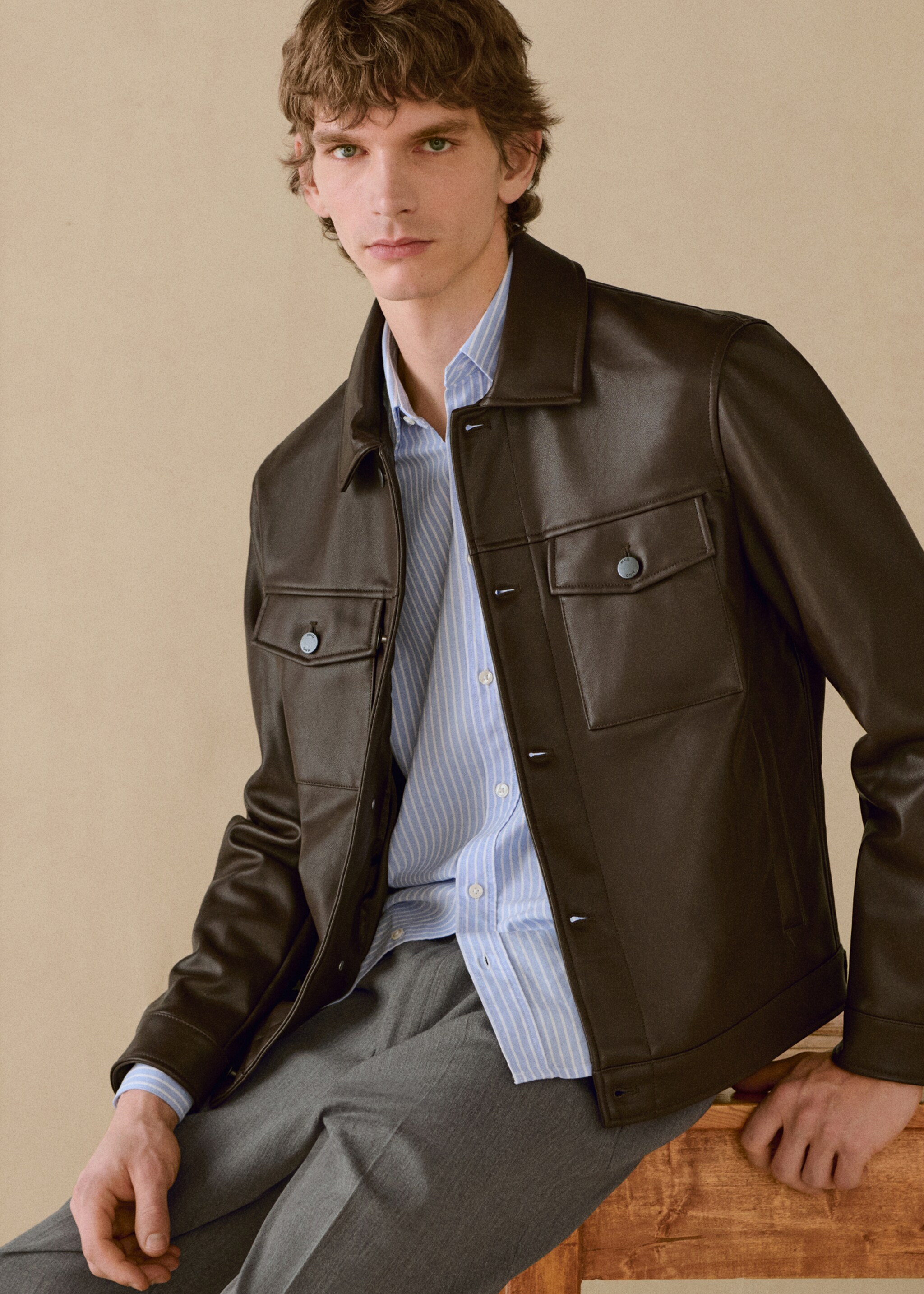 Kurzjacke mit Ledereffekt und Taschen - Detail des Artikels 3, Braun. Ref: 87000589-00.