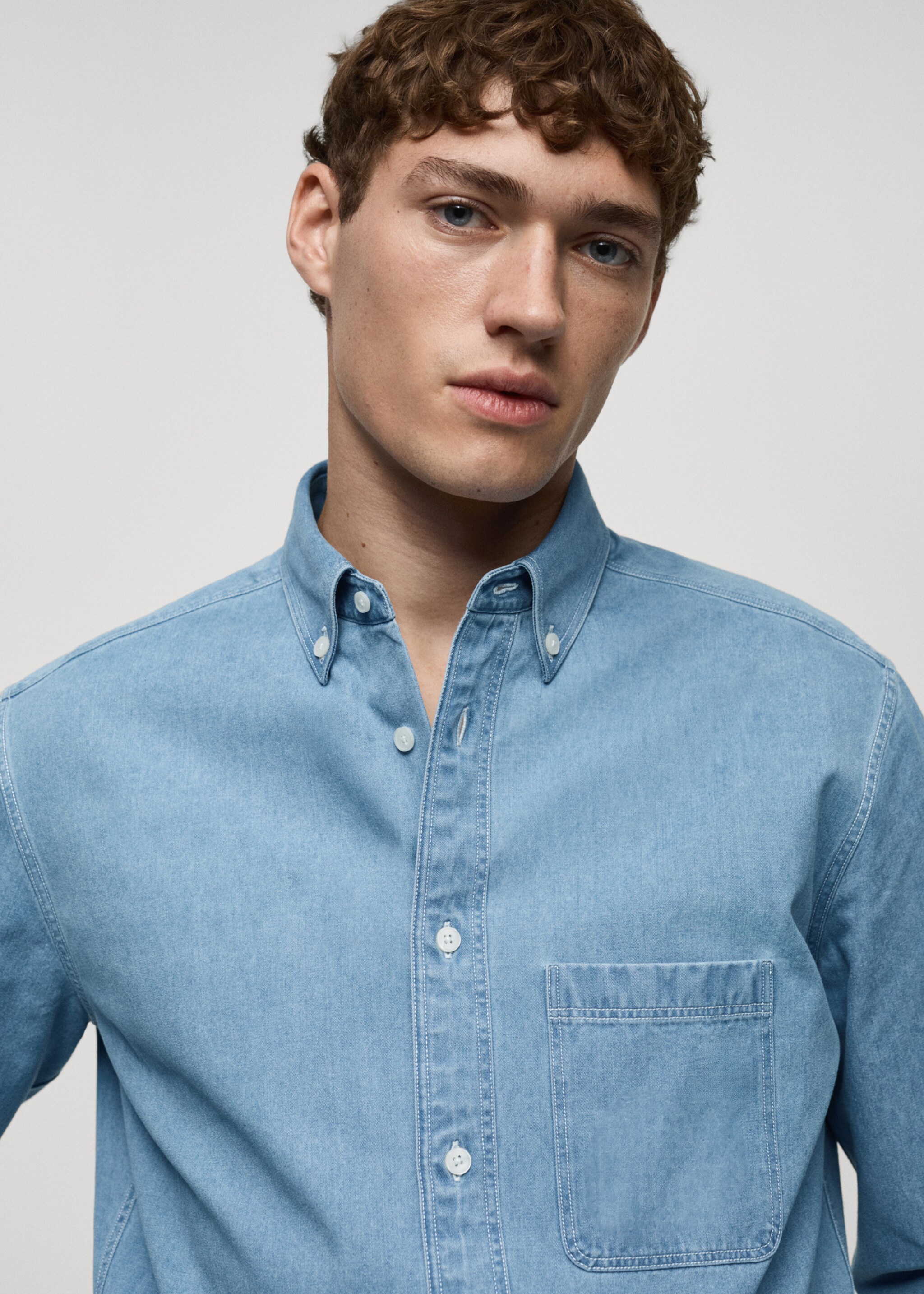100% cotton denim shirt - Details of the article 1, Medium Blue. Ref: 87000609-00.