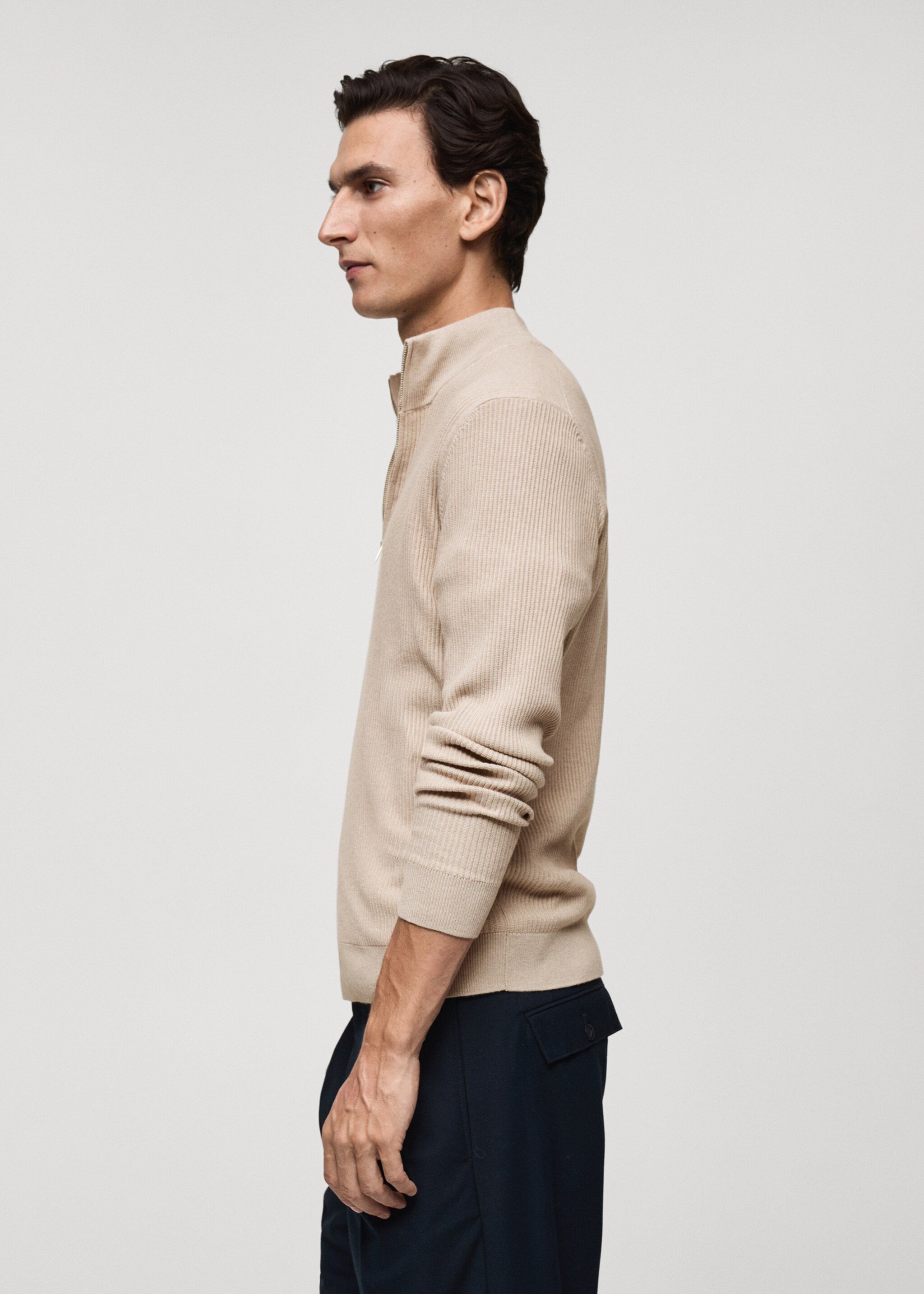 Gerippter Pullover mit Zip-Kragen - Detail des Artikels 2, Beige. Ref: 87000611-00.