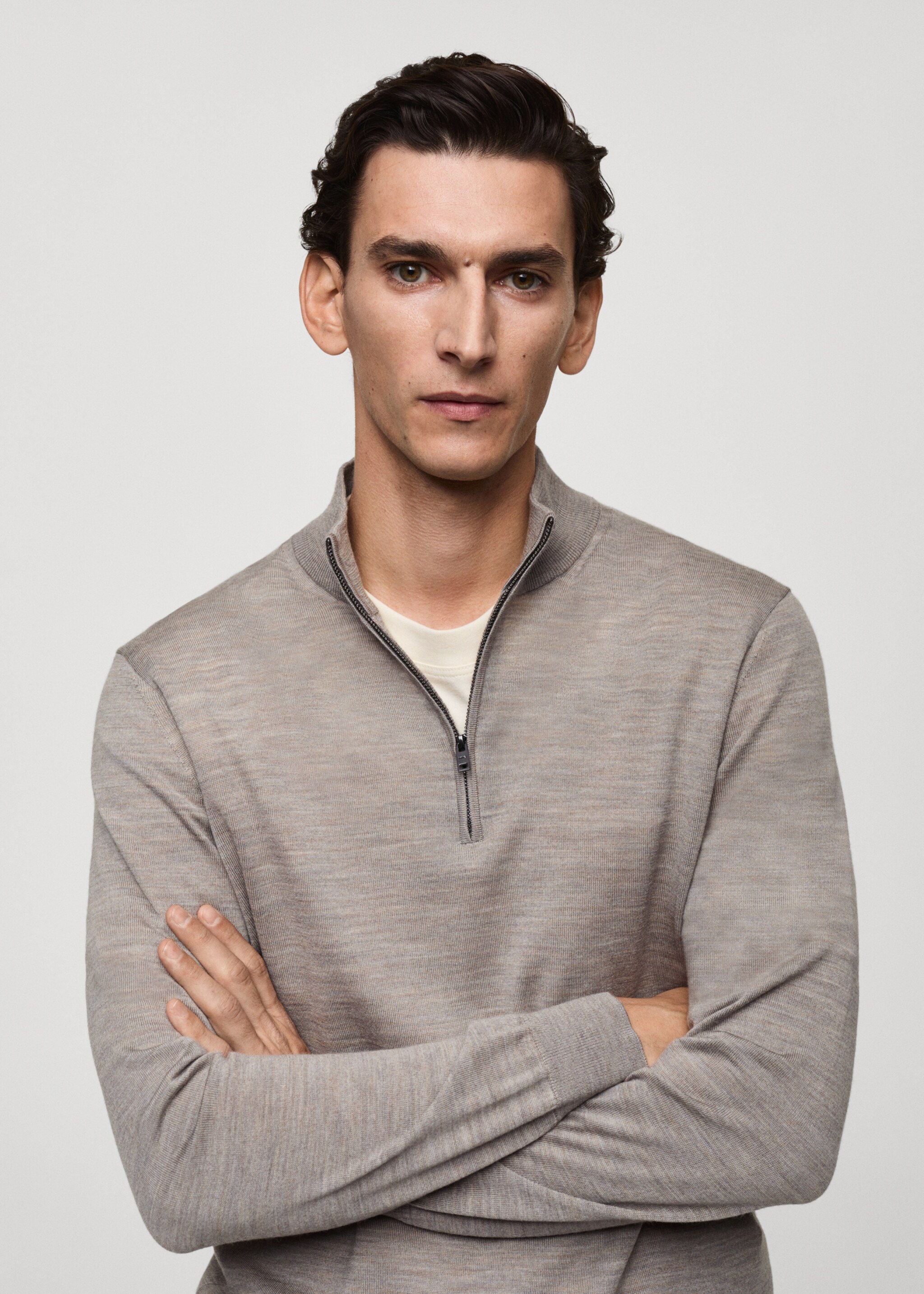 100% merino wool perkins-neck sweater with zip - Details of the article 1, Medium Brown. Ref: 87000617-00.