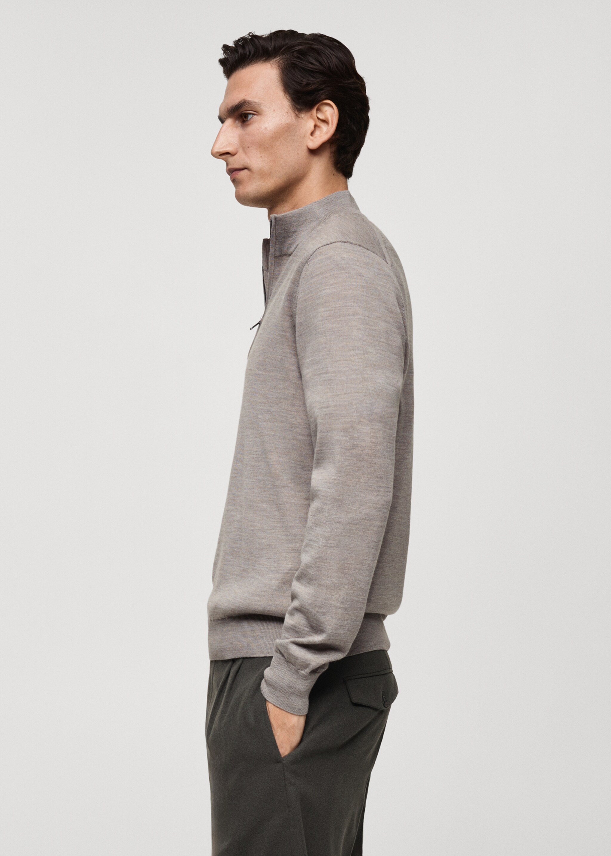 100% merino wool perkins-neck sweater with zip - Details of the article 2, Medium Brown. Ref: 87000617-00.