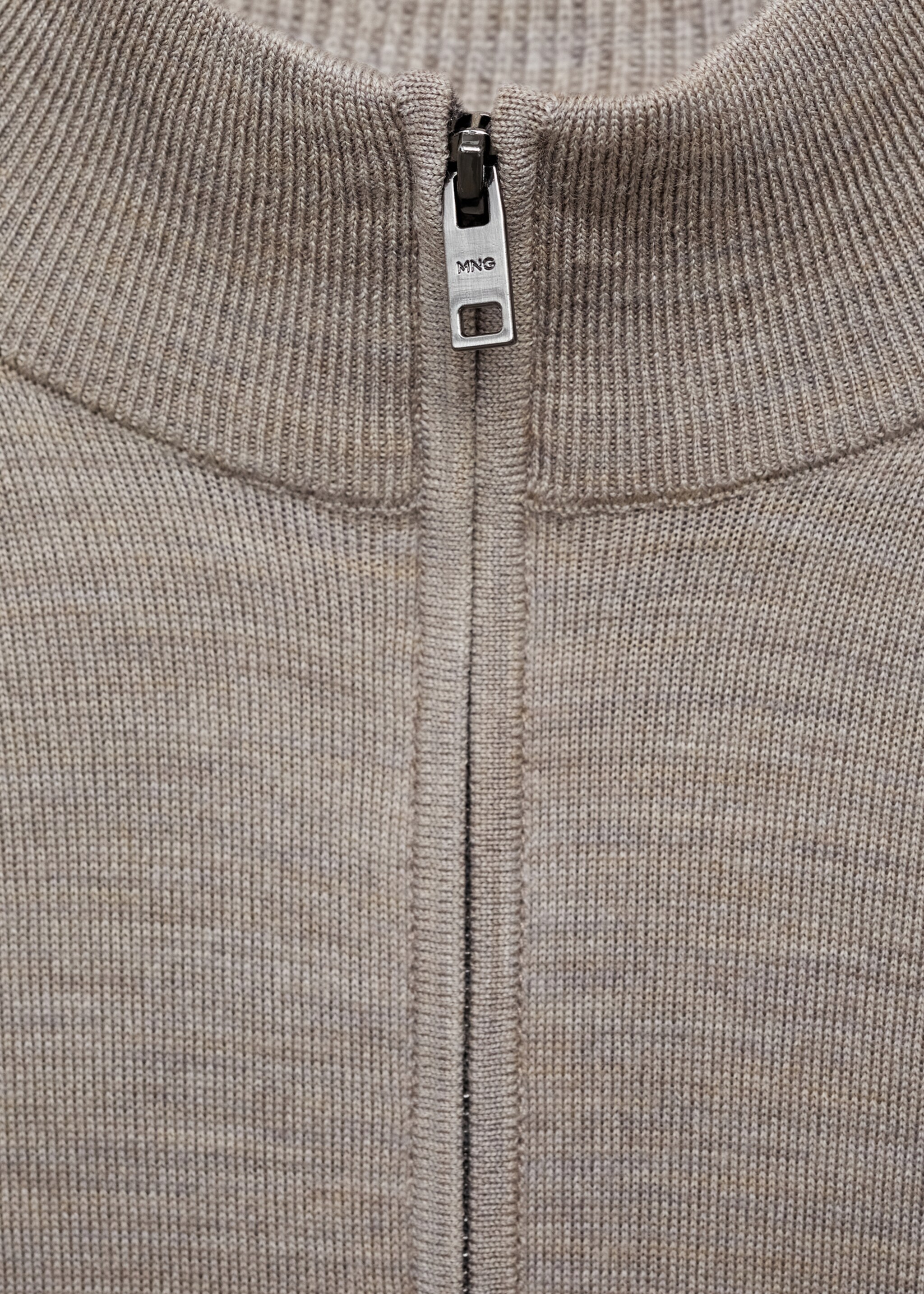 100% merino wool perkins-neck sweater with zip - Details of the article 8, Medium Brown. Ref: 87000617-00.