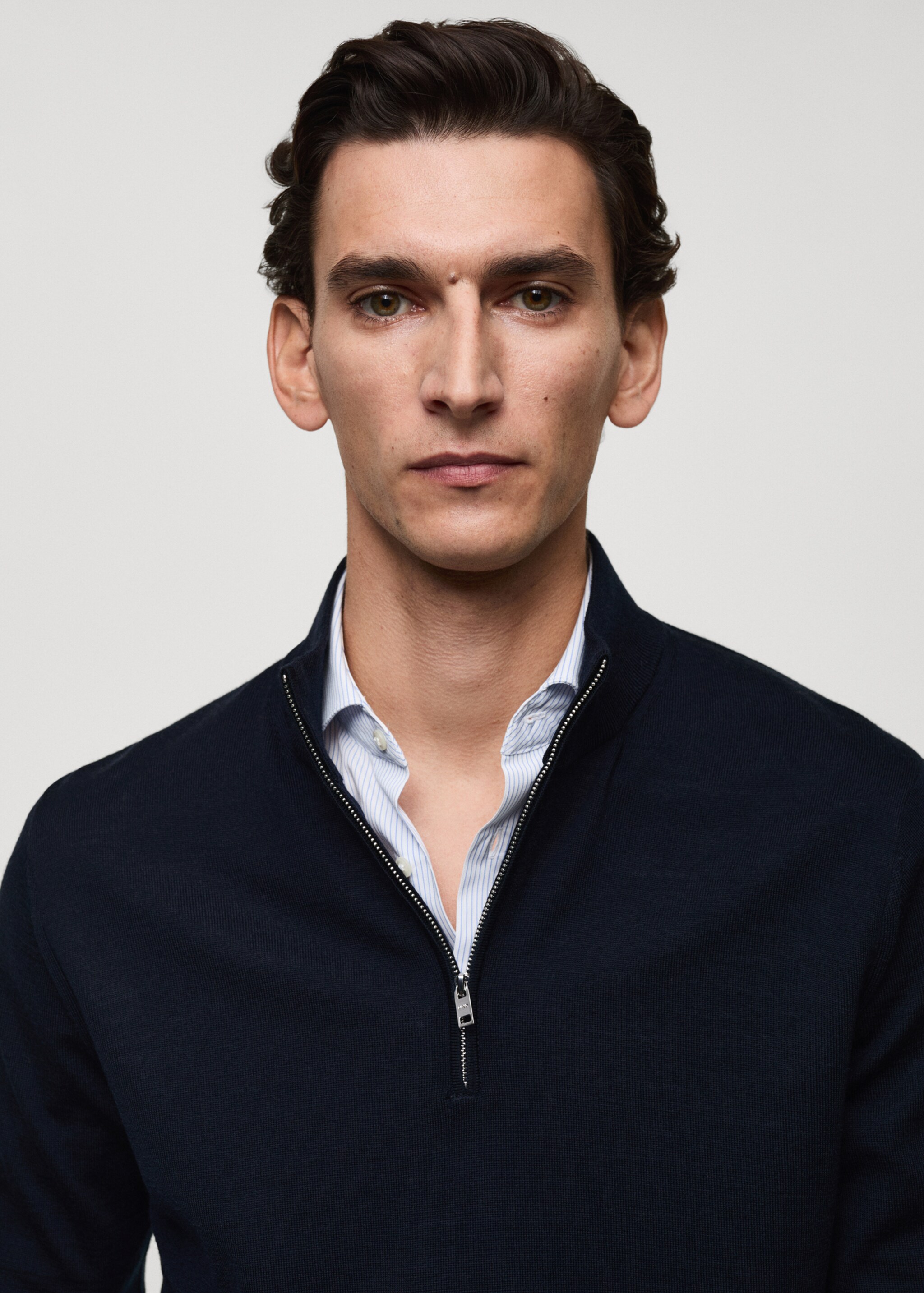 Pull-over 100 % laine mérinos col montant zippé - Détail de l'article 1, Bleu marine foncé. Ref: 87000617-00.