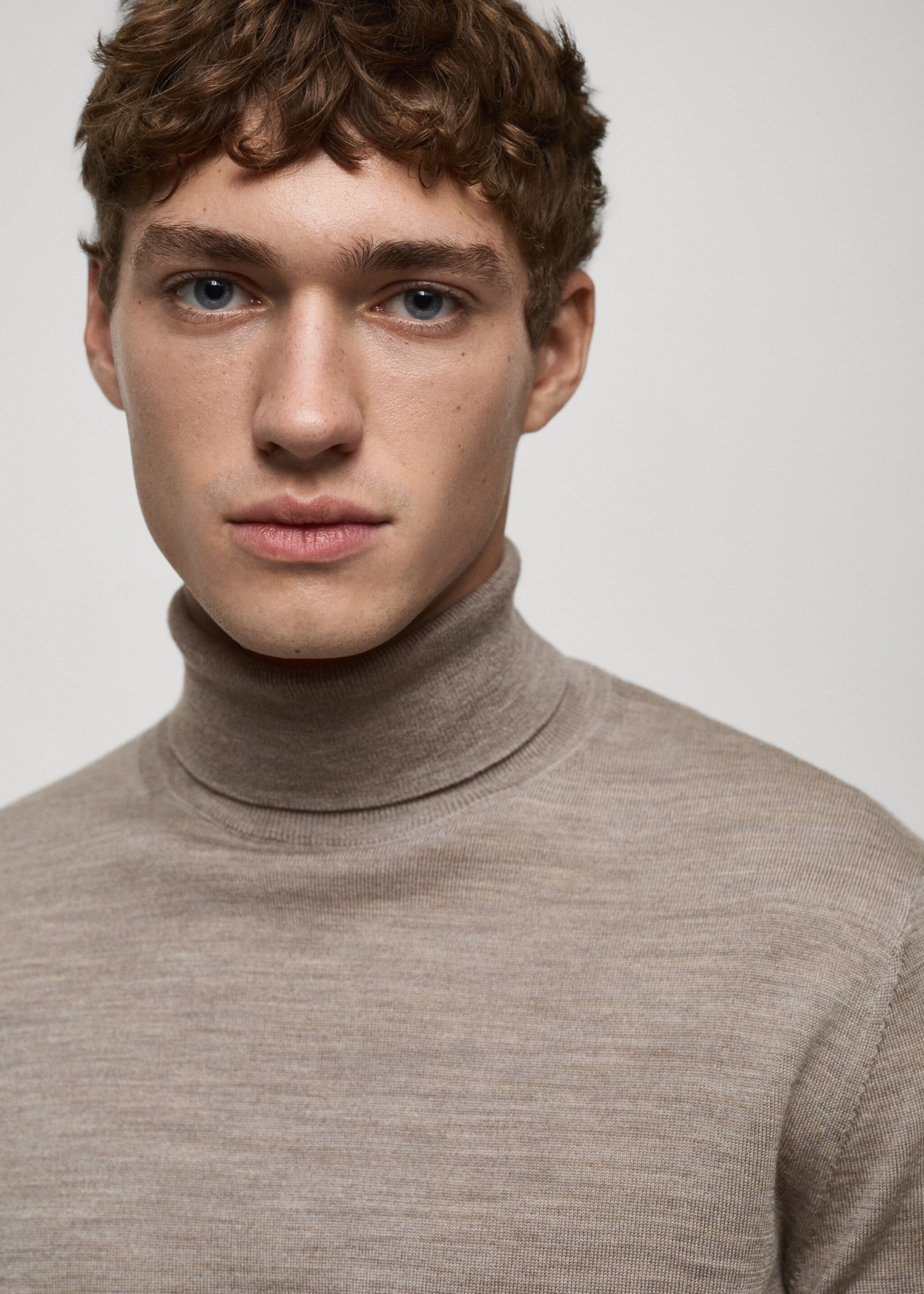 100% merino wool turtleneck sweater - Details of the article 1, Medium Brown. Ref: 87000619-00.