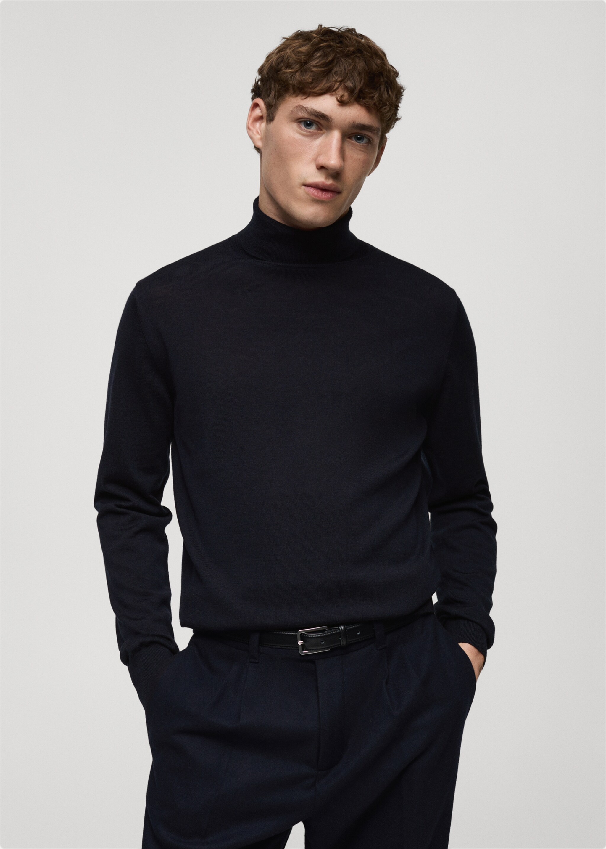 Jersey 100% lana merino cuello alto - Plano medio, Azul marino oscuro. Ref: 87000619-00.