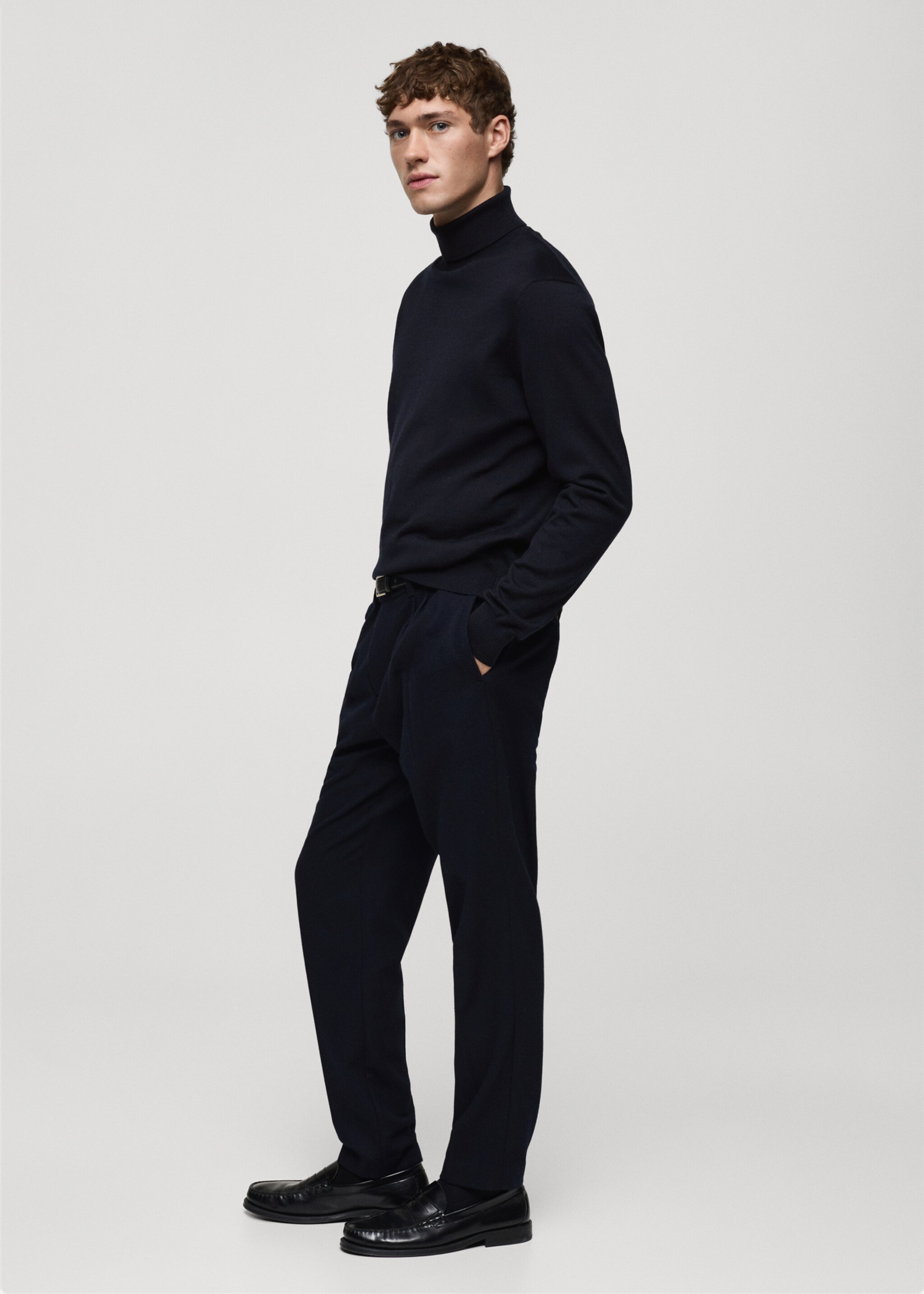 Jersey 100% lana merino cuello alto - Detalle del artículo 2, Azul marino oscuro. Ref: 87000619-00.