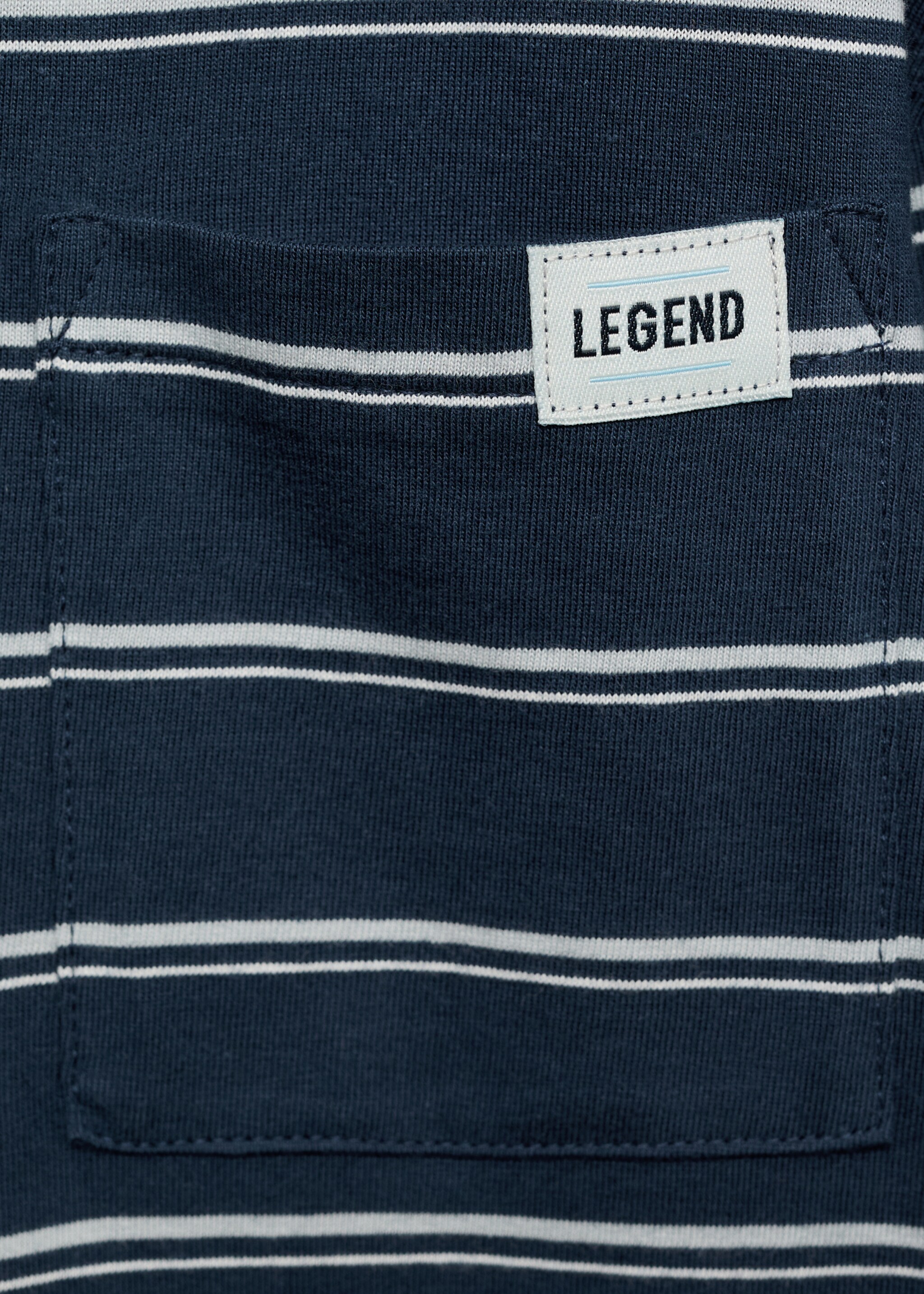 Samarreta ratlles butxaca al pit - Detall de l'article 0, Blau marí fosc. Ref: 87000641-00.