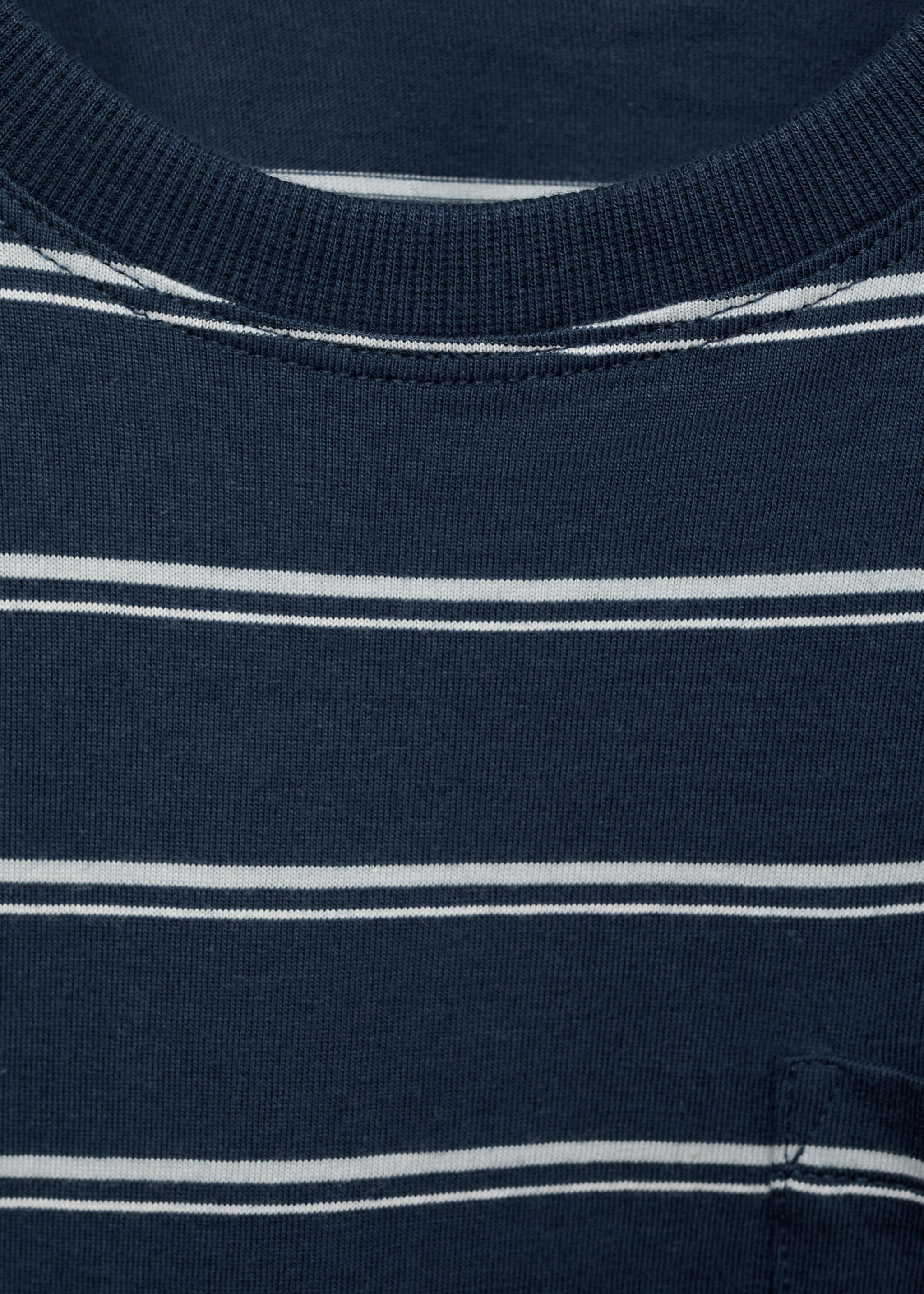 Samarreta ratlles butxaca al pit - Detall de l'article 8, Blau marí fosc. Ref: 87000641-00.