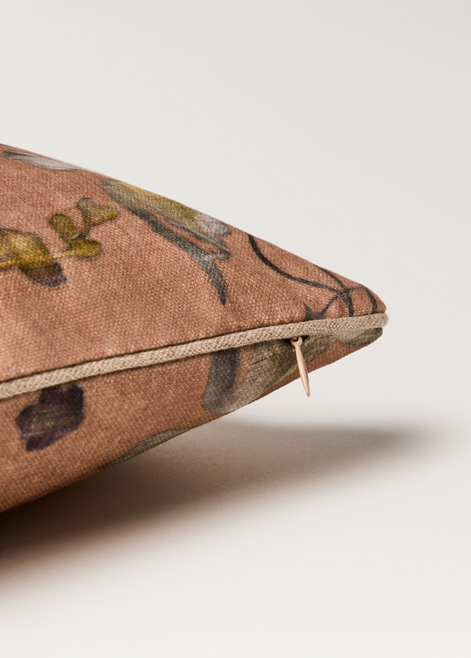 Cushion cover with floral-print trim 45x45 cm - Details of the article 2