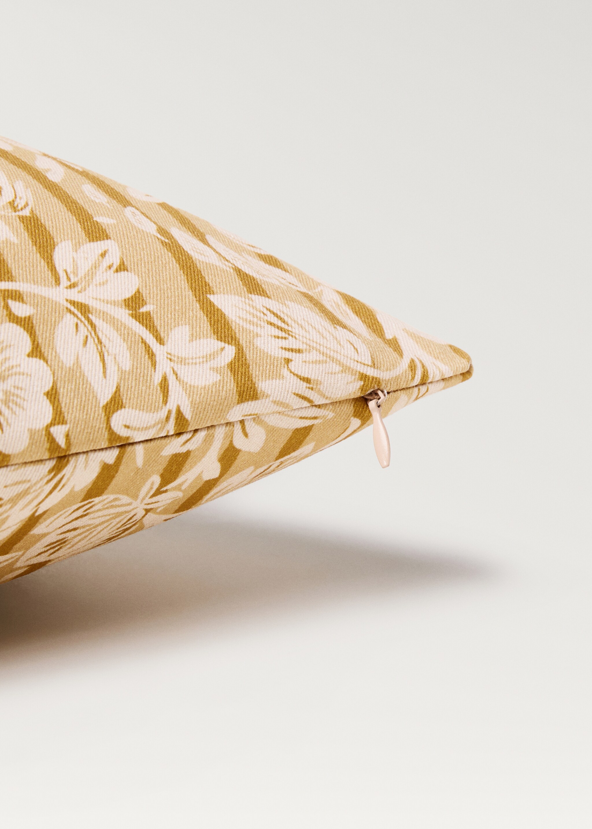 Kuddfodral med blom- och randtryck 45x45 cm - Detaljer om artikeln 2, Grönt äpple. Ref: 87002034-00.