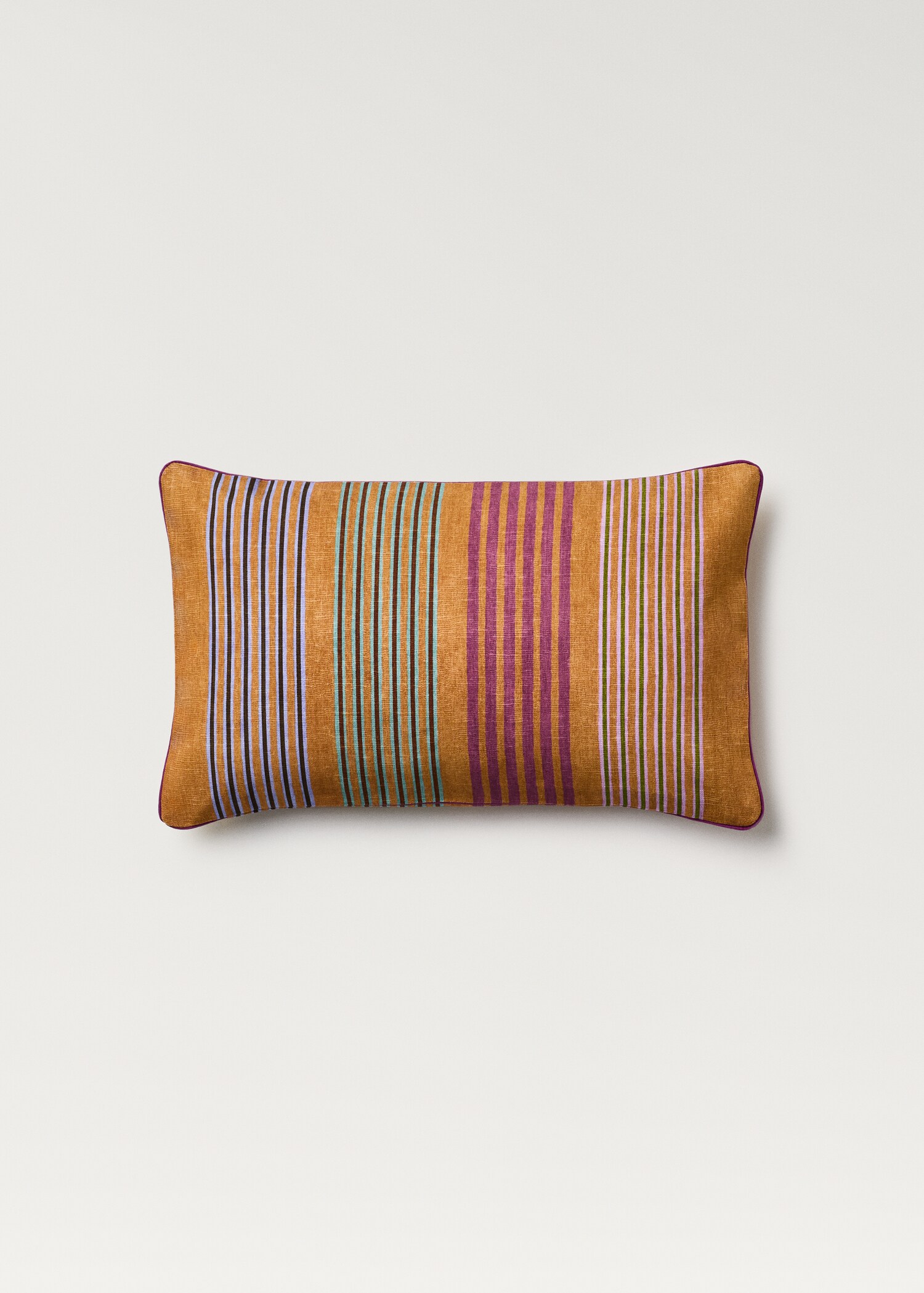 Kuddfodral med konstrasterande kant och flerfärgade ränder 30x50 cm - Artikel utan modell