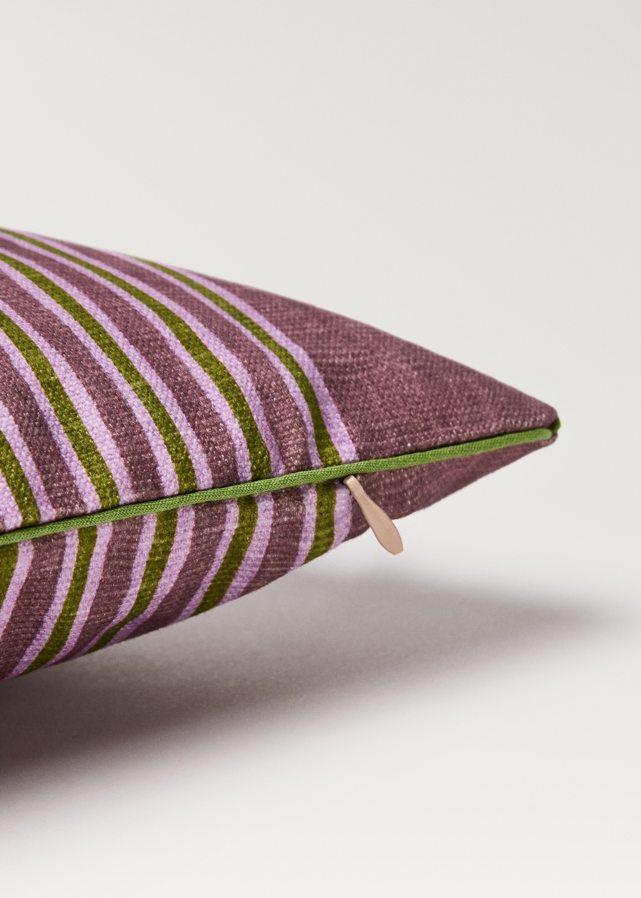 Kuddfodral med konstrasterande kant och flerfärgade ränder 30x50 cm - Detaljer om artikeln 2, Mellanrosa. Ref: 87002035-00.