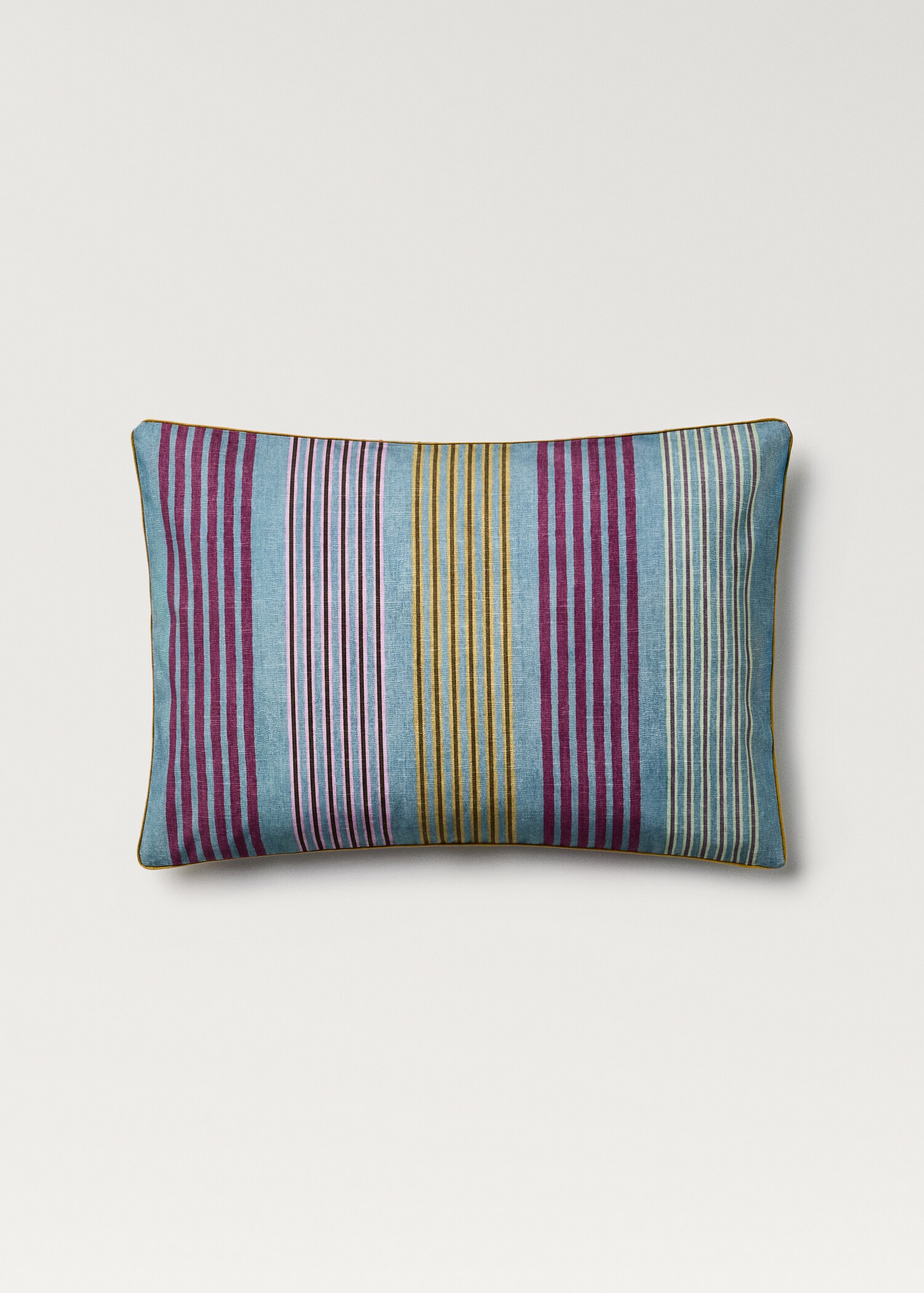 Kuddfodral med konstrasterande kant och flerfärgade ränder 40x60 cm - Artikel utan modell