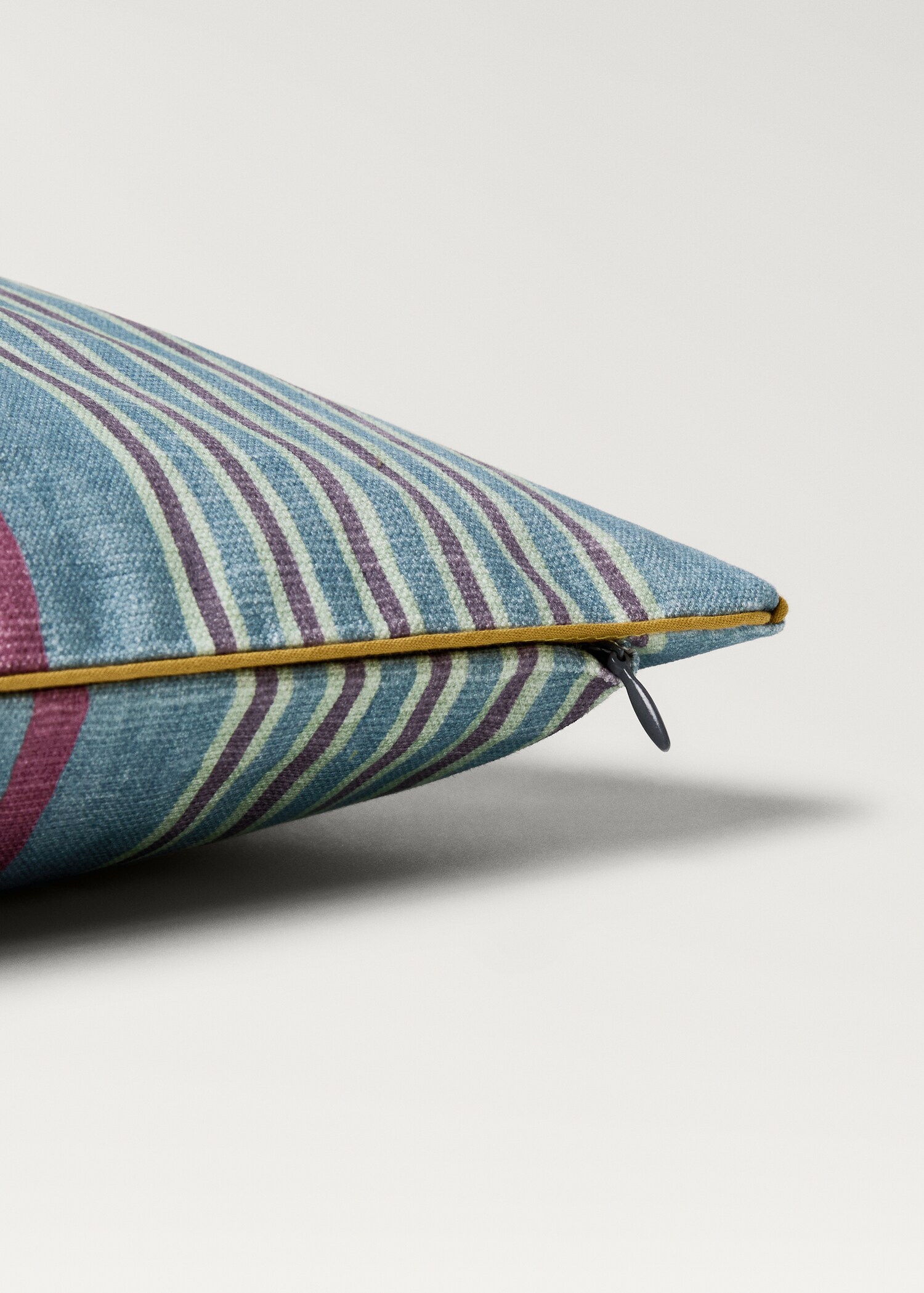 Kuddfodral med konstrasterande kant och flerfärgade ränder 40x60 cm - Detaljer om artikeln 2