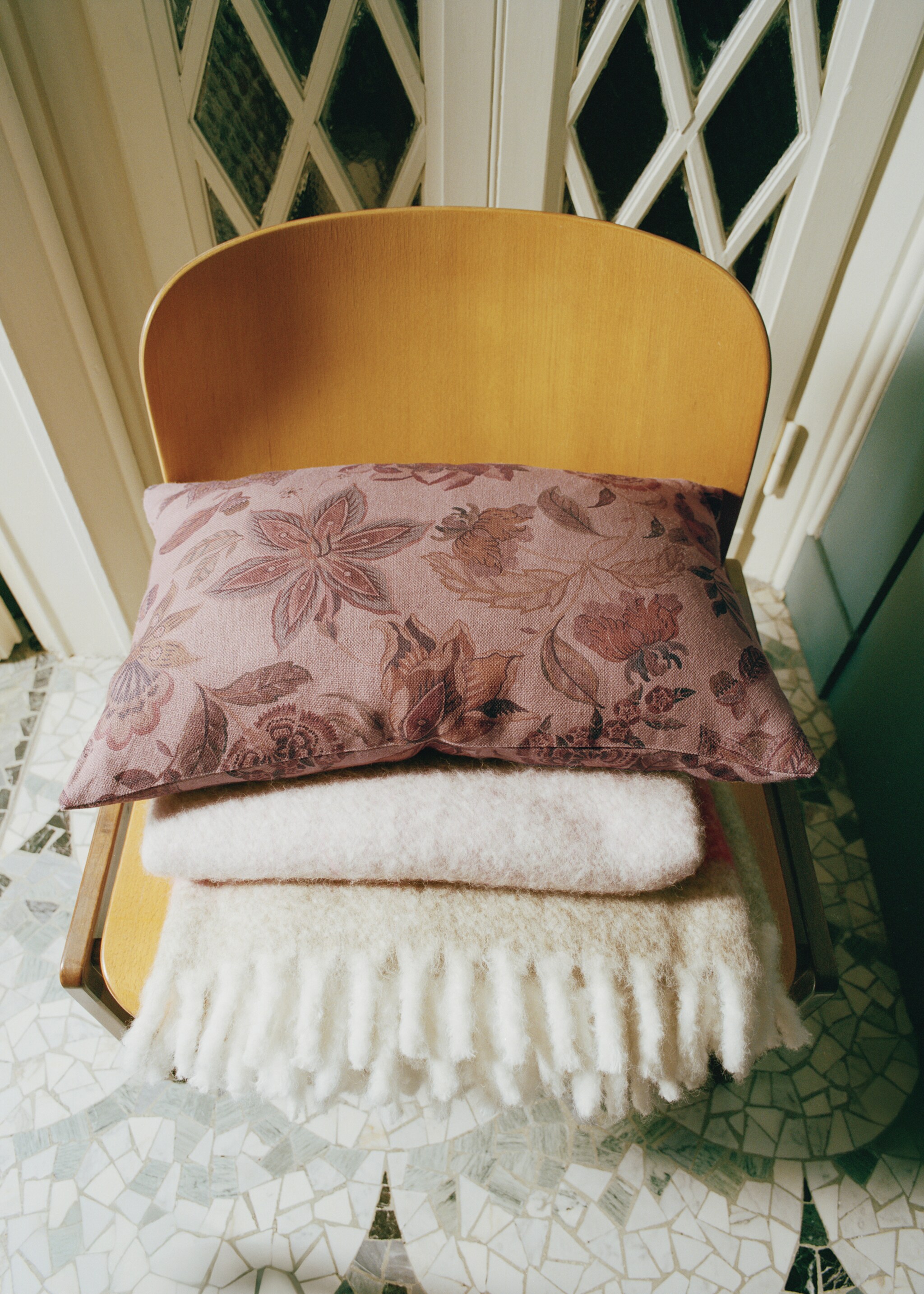 Linen floral-print cushion cover 40x60 cm - Details of the article 6, Medium Pink. Ref: 87002038-00.