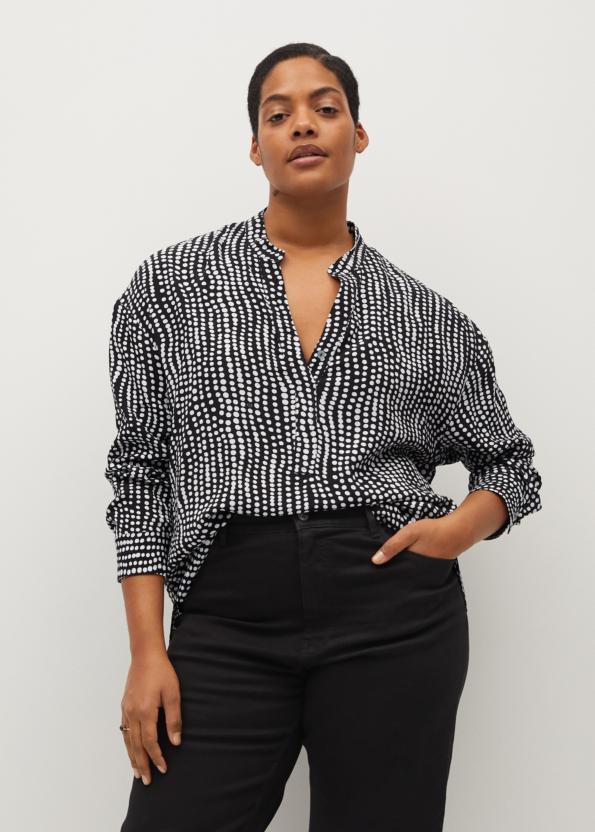 Blusa cuello pico - Plano medio