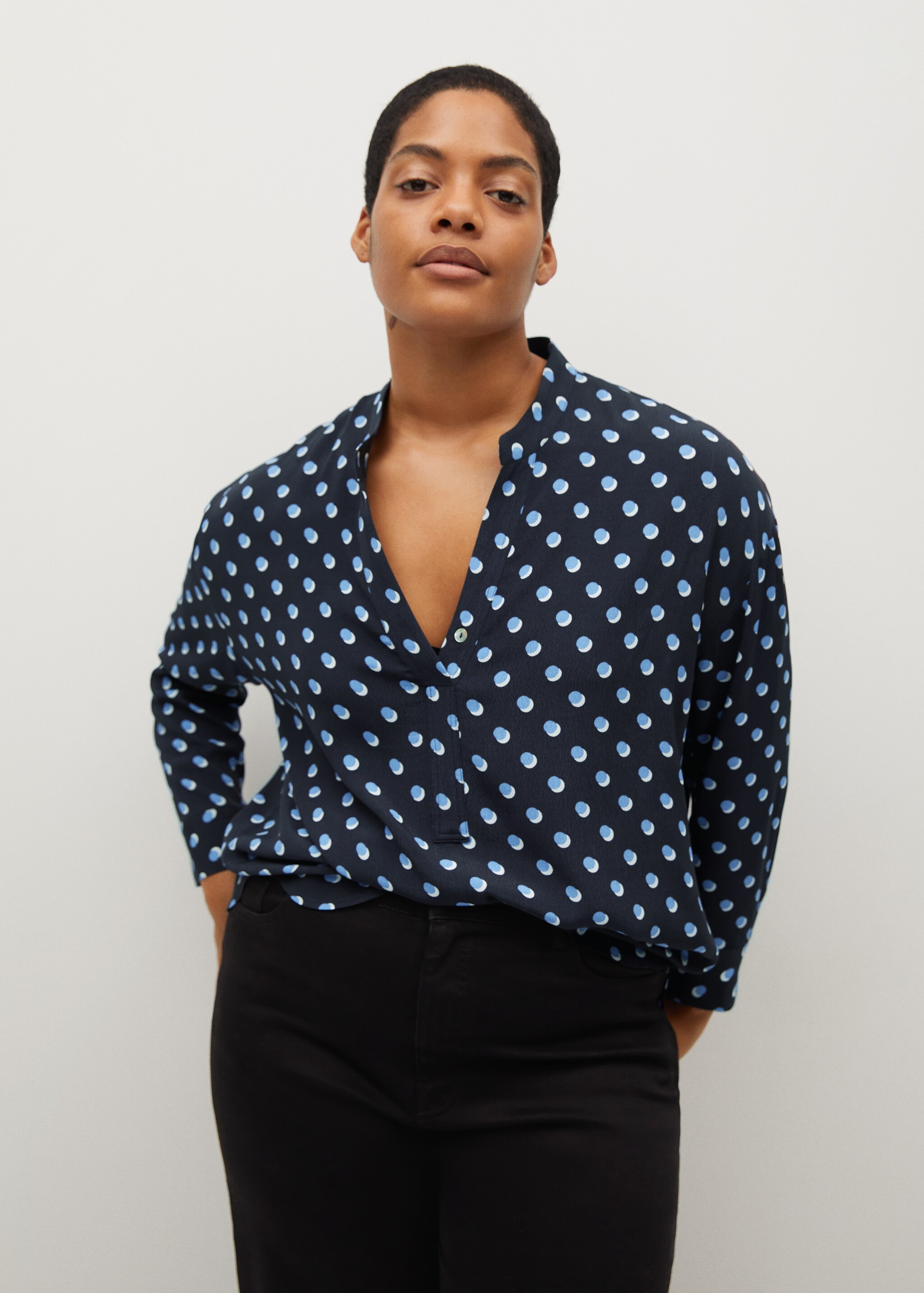 Blusa cuello pico - Plano medio