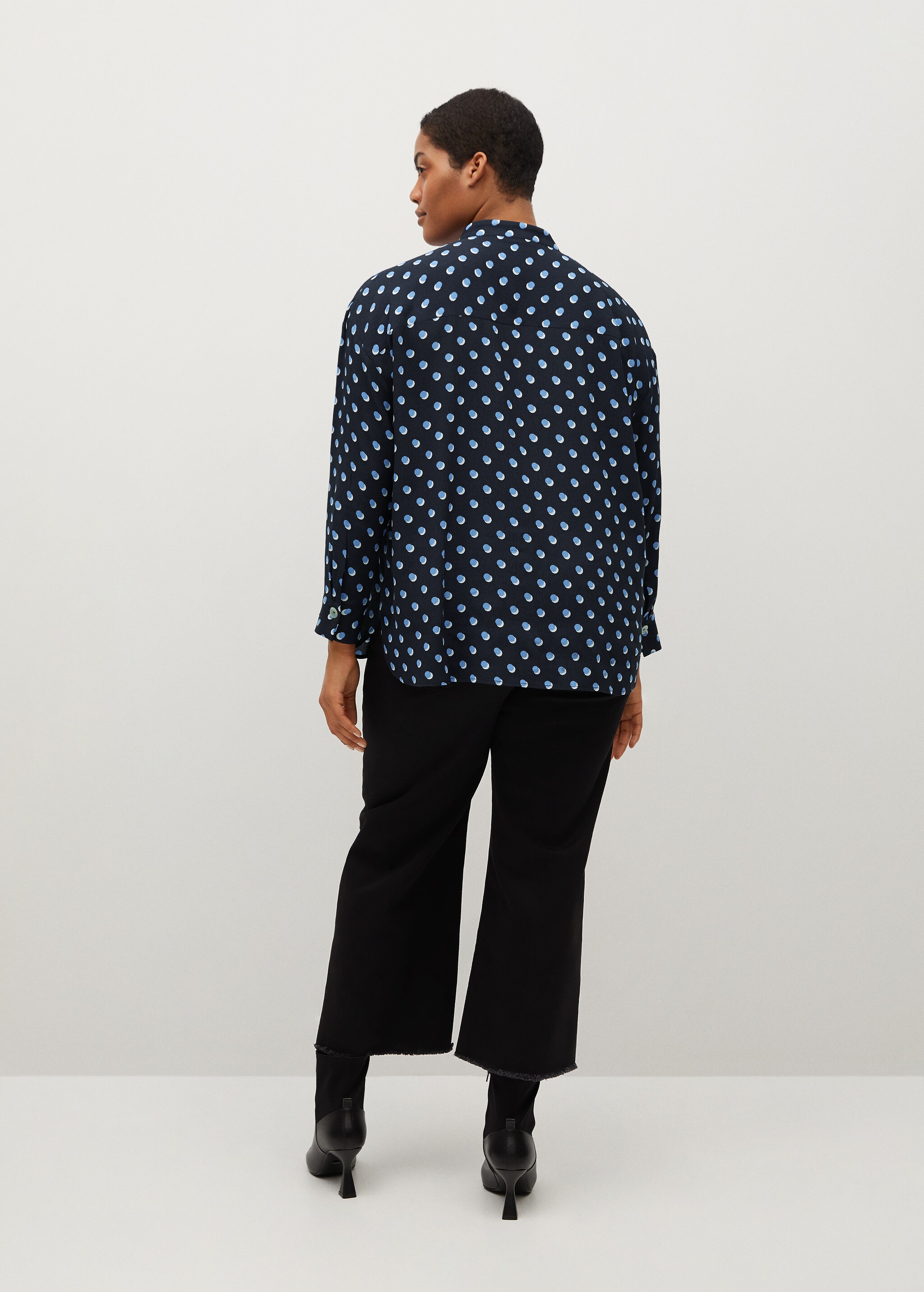 Blusa cuello pico - Reverso del artículo