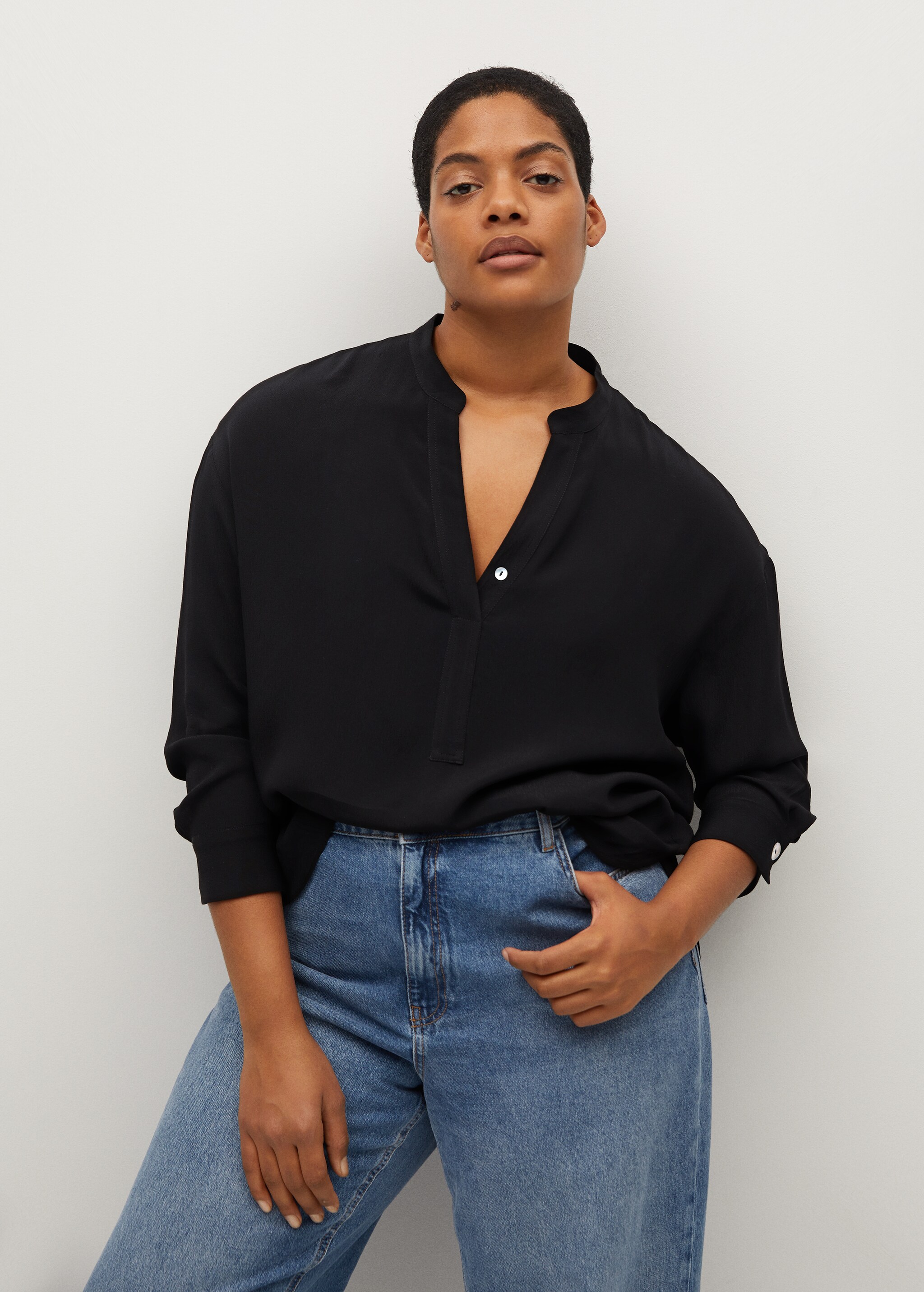 Blusa cuello pico - Plano medio