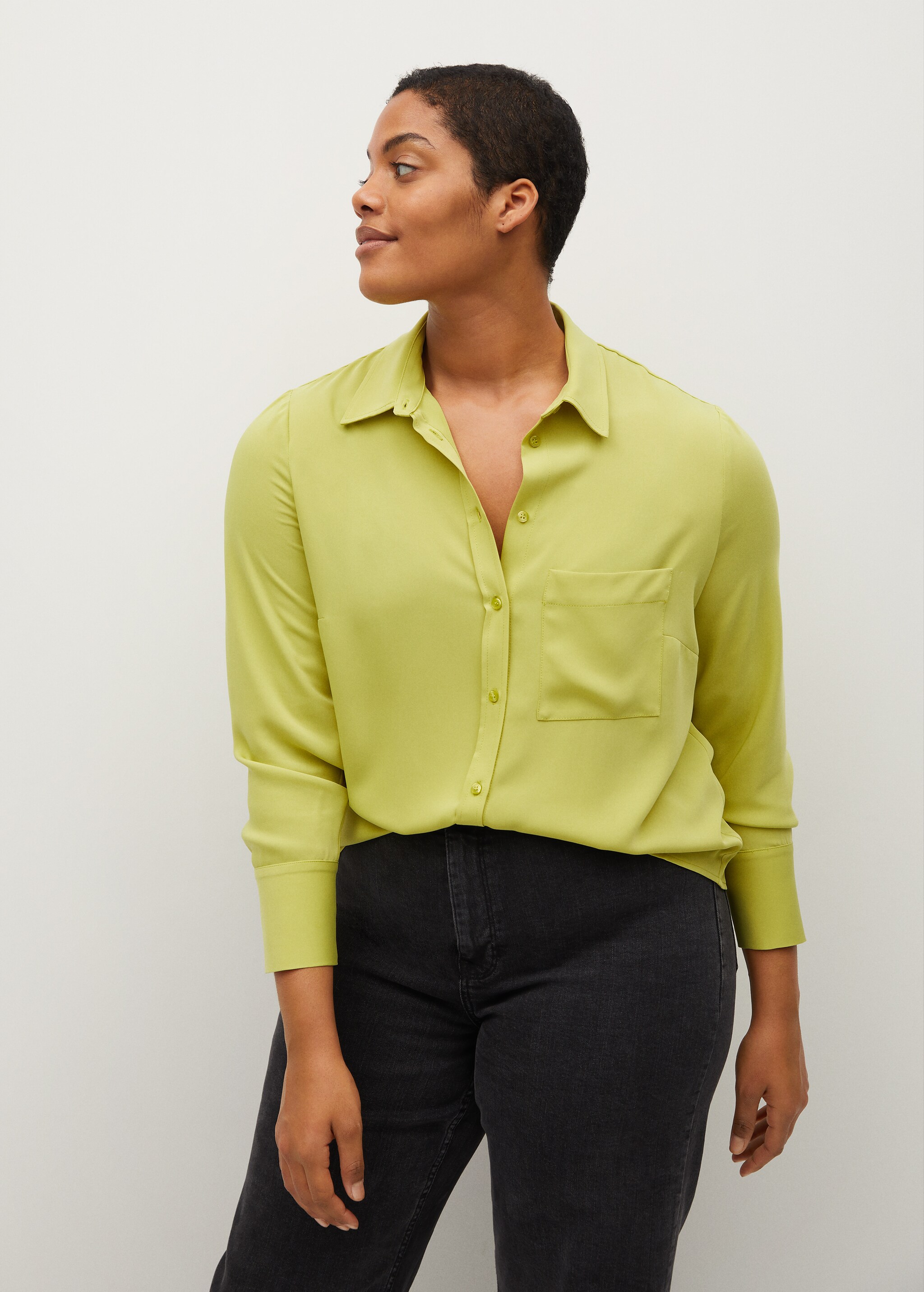 Camisa bolsillo parche - Plano medio