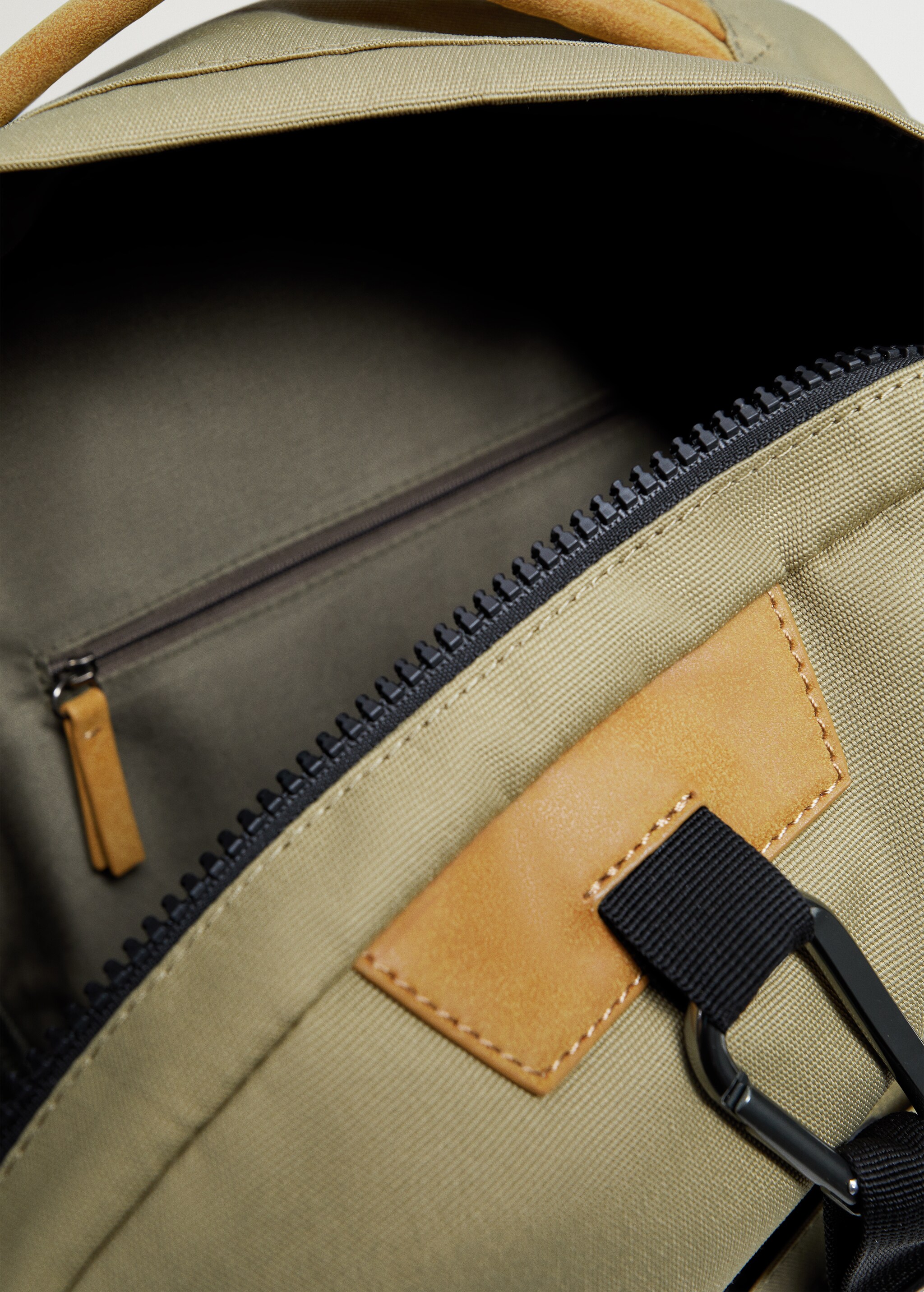 Multifunctional contrasting backpack - Details of the article 2