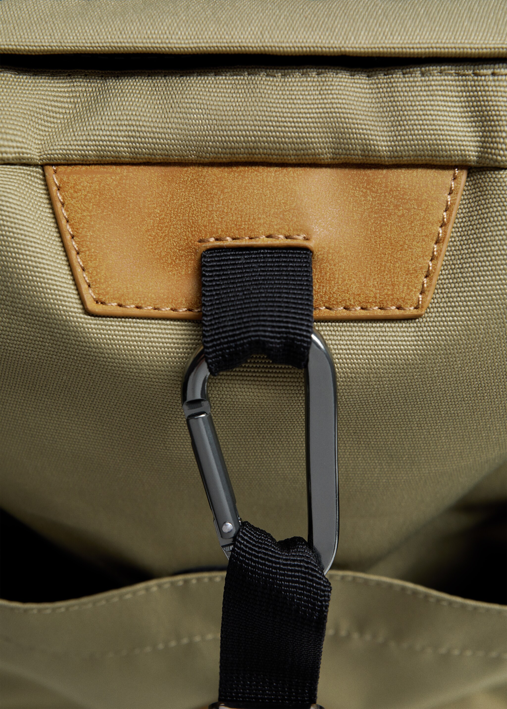 Multifunctional contrasting backpack - Details of the article 4
