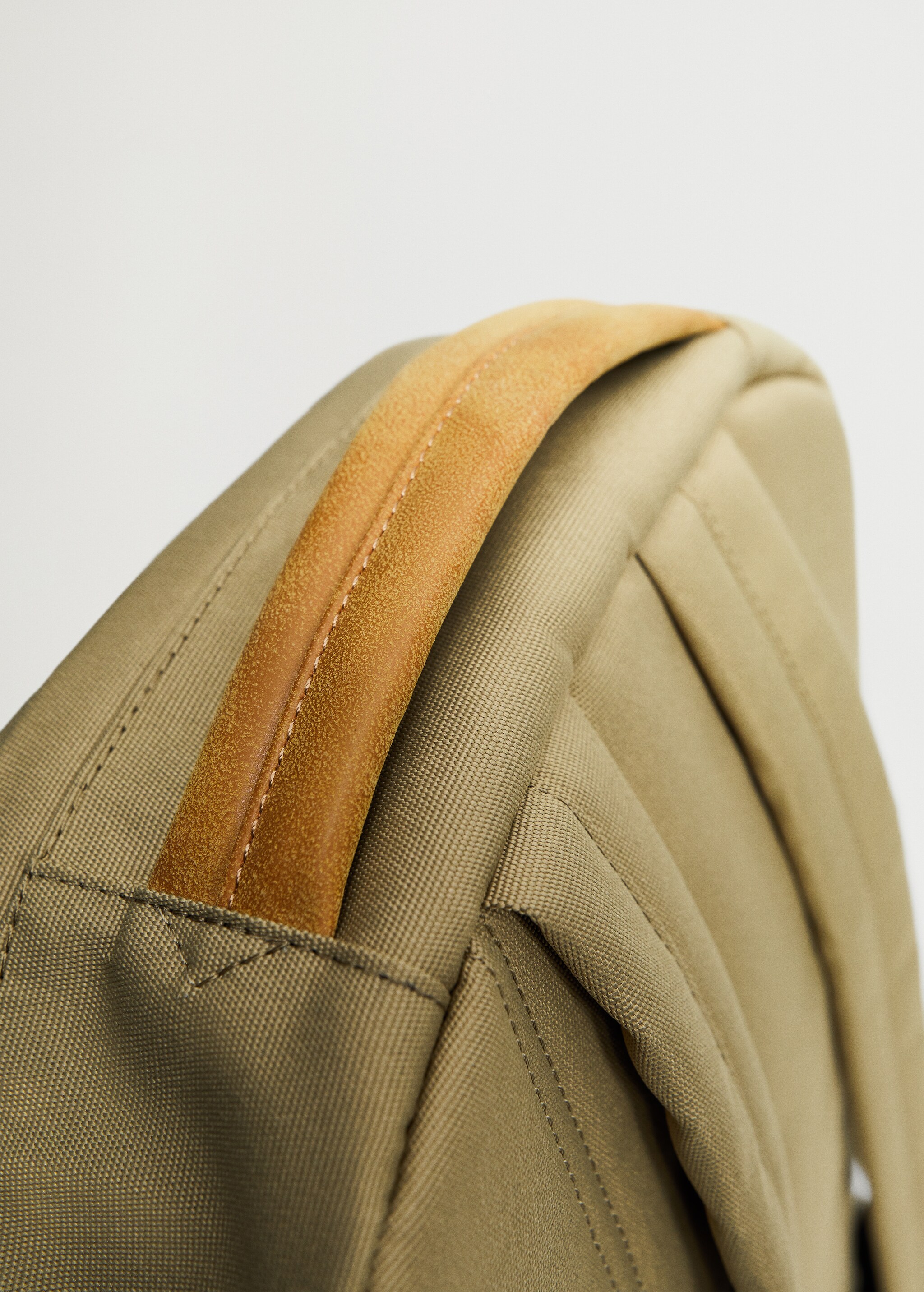 Multifunctional contrasting backpack - Details of the article 5