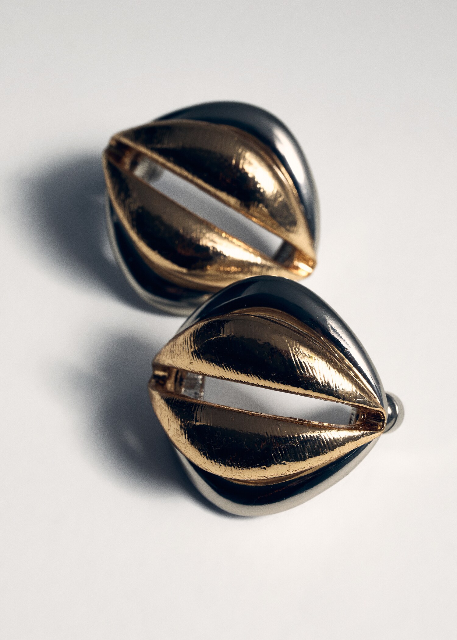 Two-tone earrings - Details of the article 5