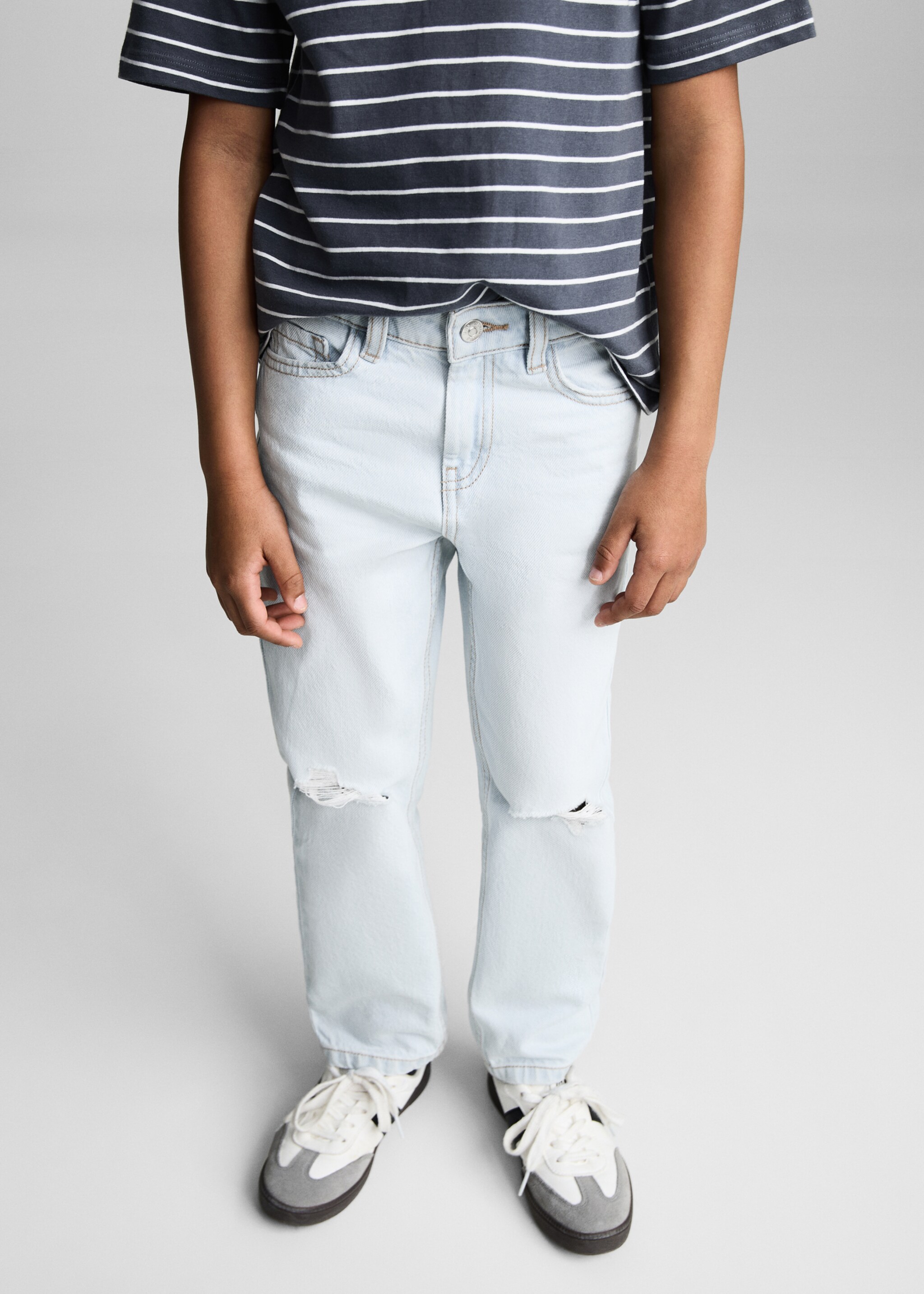 Jean déchirures décoratives - Plan moyen, Bleu clair. Ref: 87002900-00.